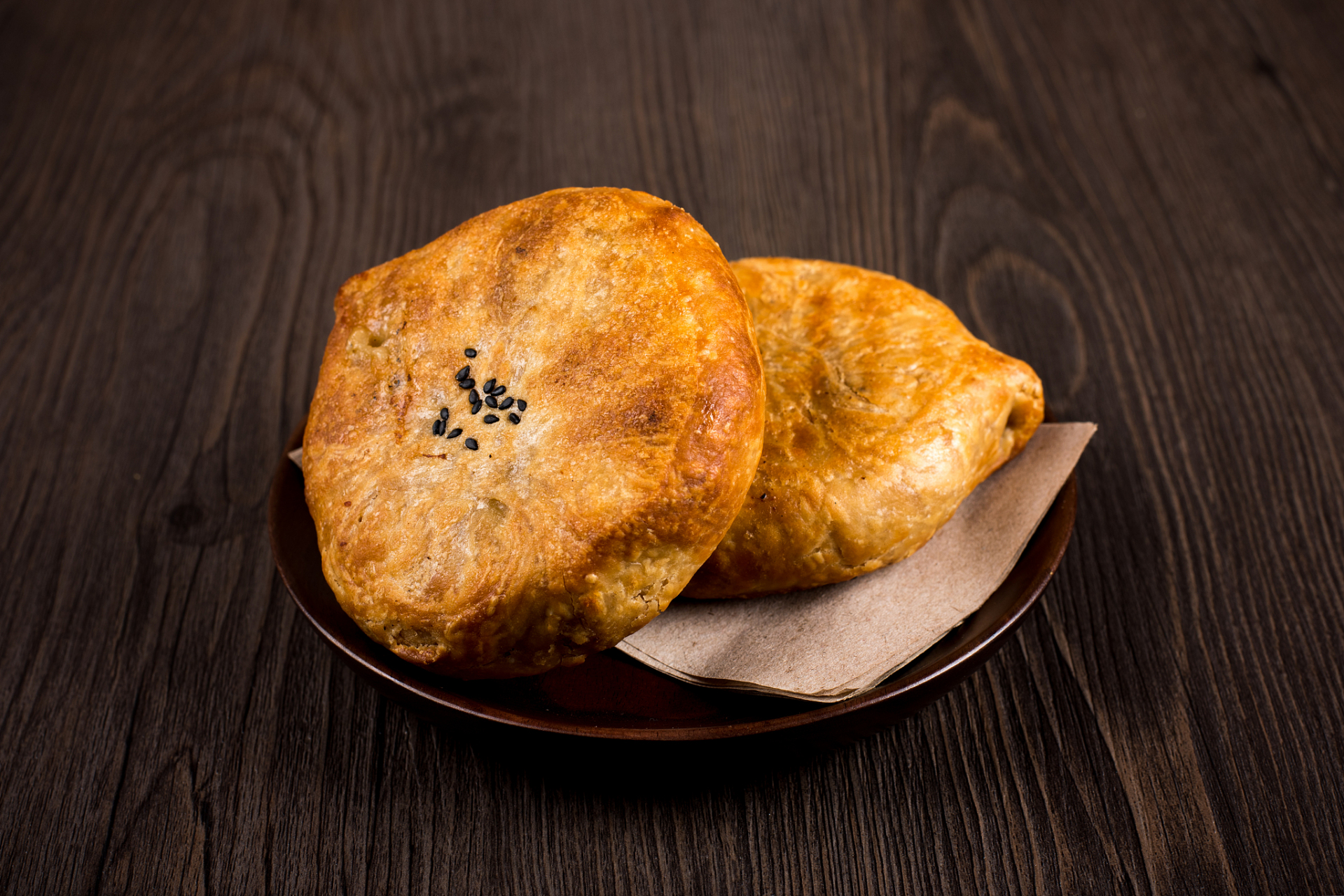 油酥是一种常见的中式点心,通常用于制作月饼,麻花等.以下是油酥的制