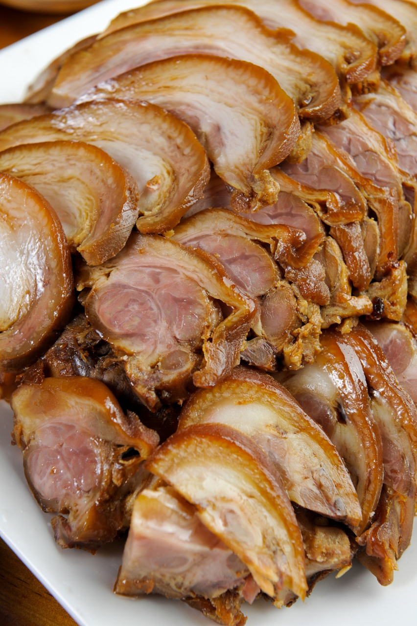 热点我来评# 	塔斯汀被曝吃出生鸡肉热---大跌眼