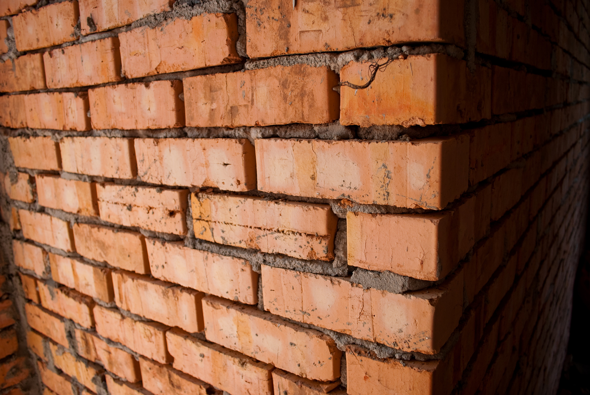 单砖墙的砌筑需要遵循技术规范,选用优质黏土砖和混合砂浆,以确保结实