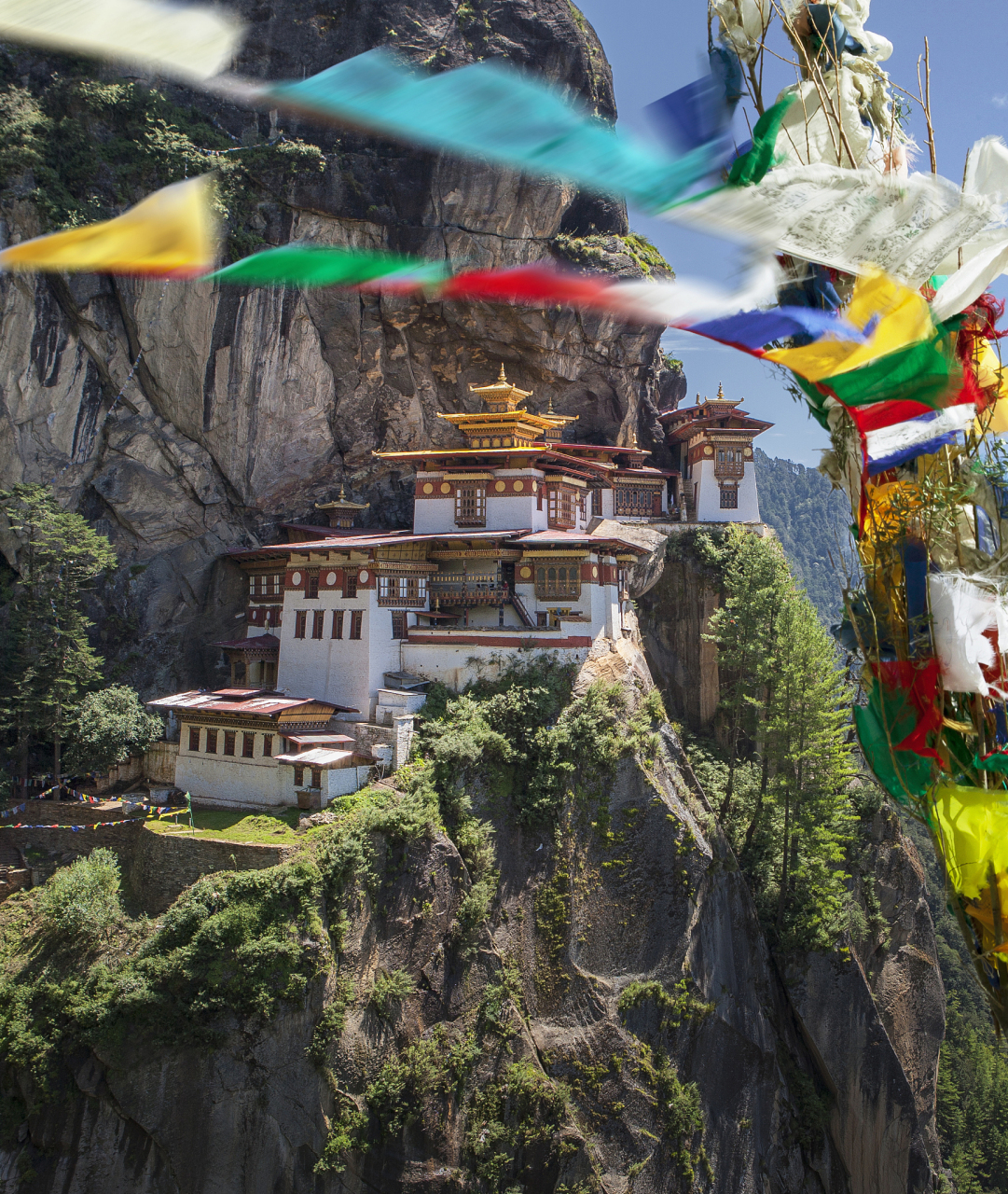 孜珠寺位于西藏丁青县,是一座海拔四千多米的庙宇,经幡在寺院建筑之间