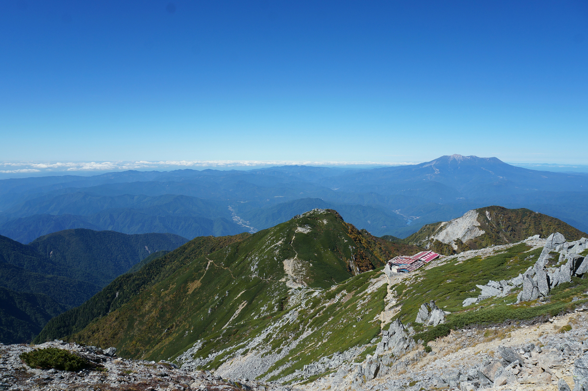 太白山位于中国陕西省境内,是秦岭山脉的一部分,也是陕西省最高峰