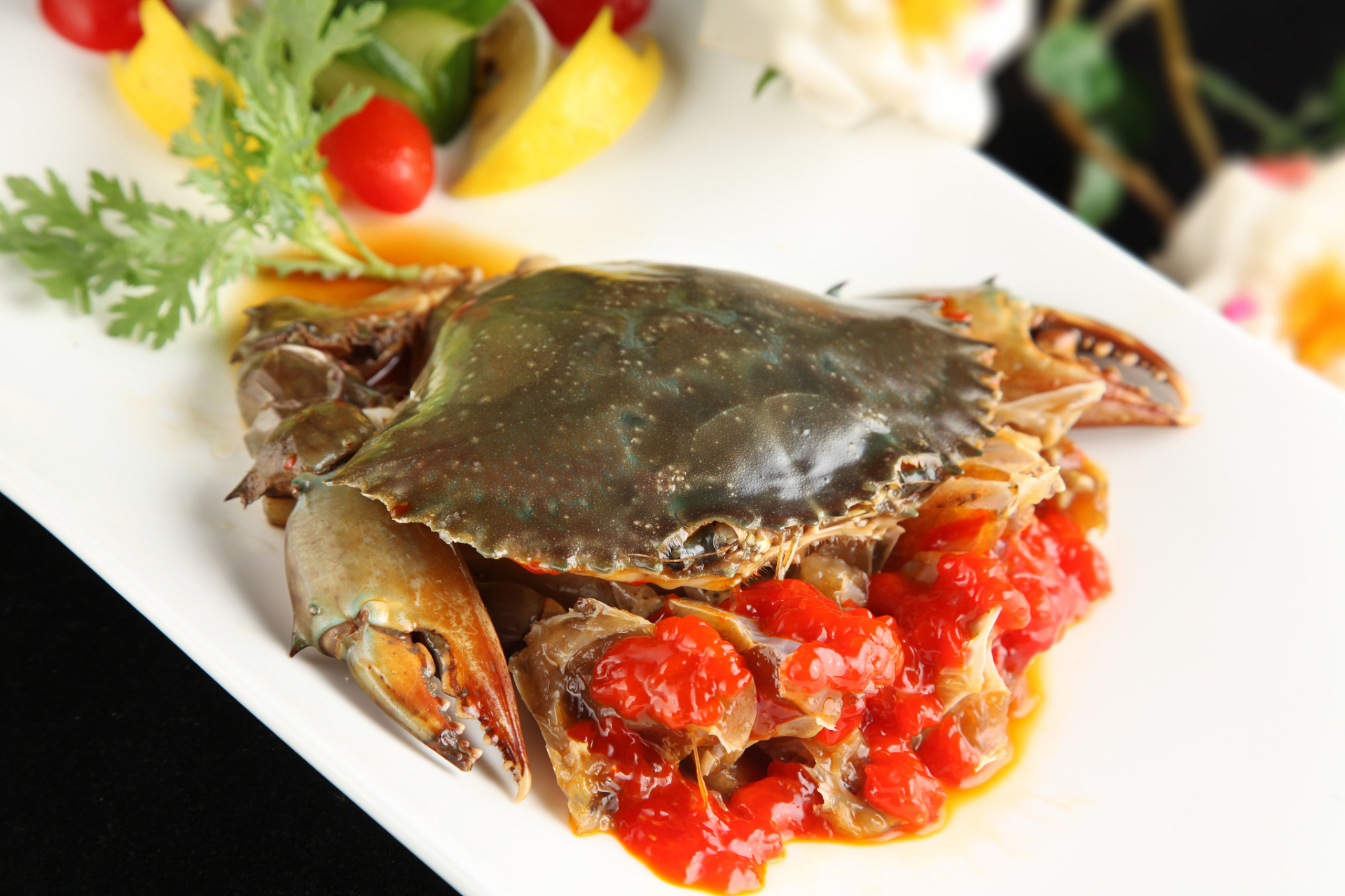 "微山湖醉蟹"是一道传统名菜,从开始创制到现在已有200多年的历史.