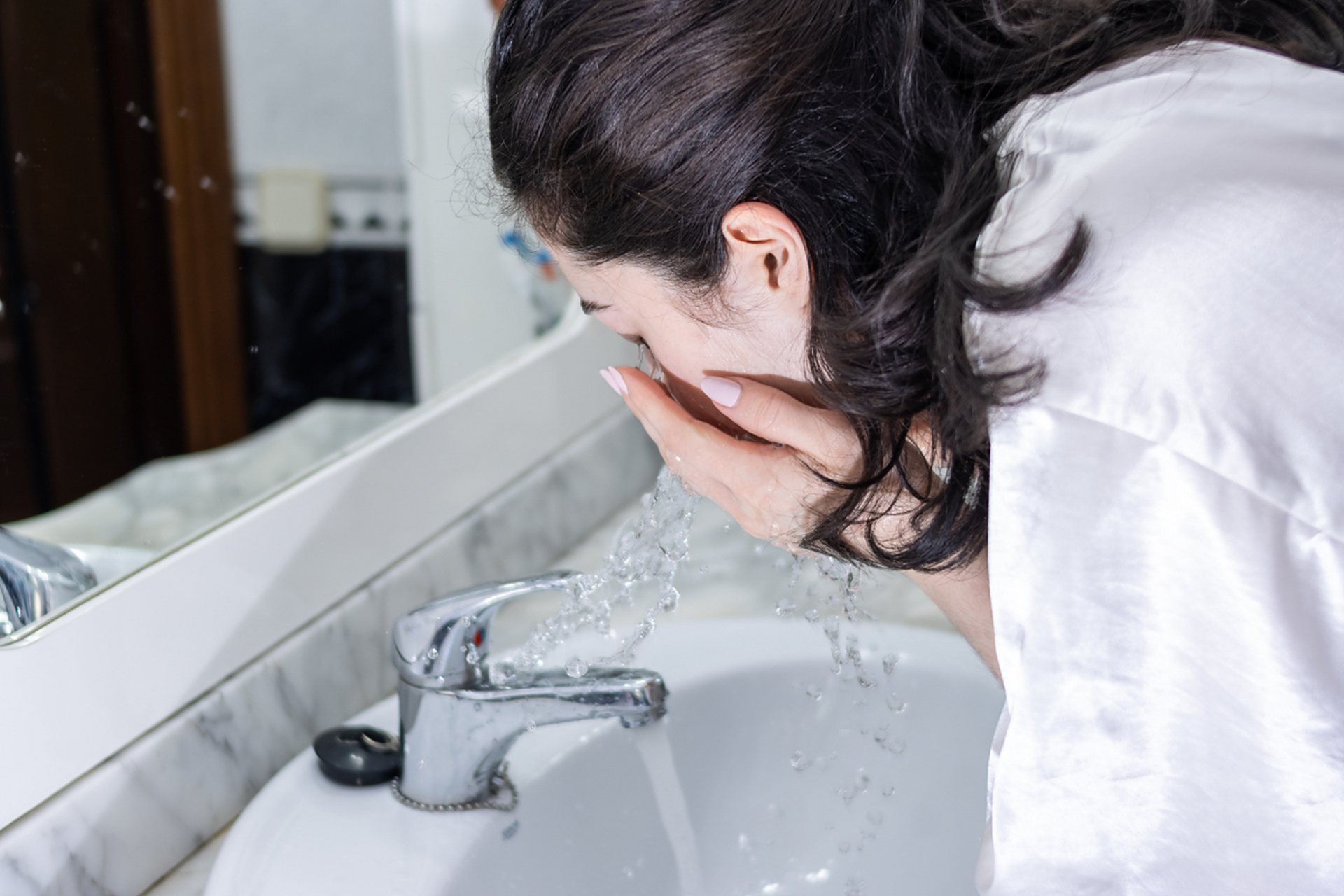 用冷水洗脸的好处有: 1,增强皮肤弹性.