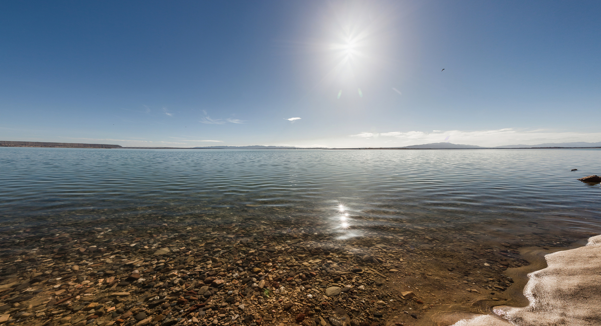 这座湖泊是青藏高原上最大的淡水湖之一,也是西藏境内的第二大湖泊.