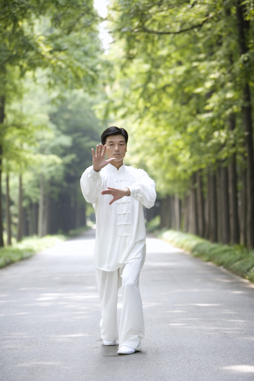 学习太极拳需要掌握正确的姿势和动作要领,选择经验丰富的教练,耐心和