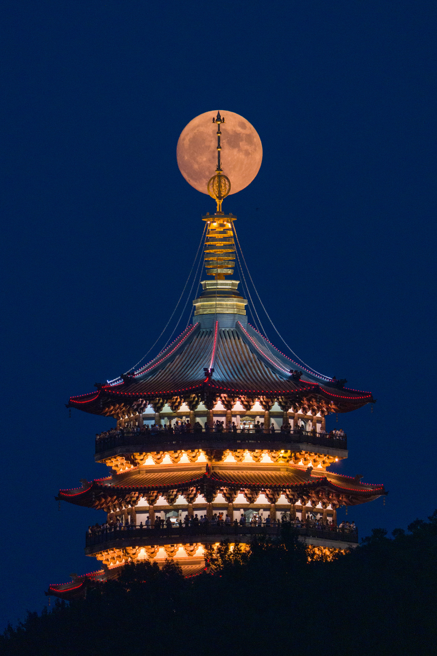 雷峰塔,位于中国浙江省杭州市西湖区,是杭州的标志性建筑之一