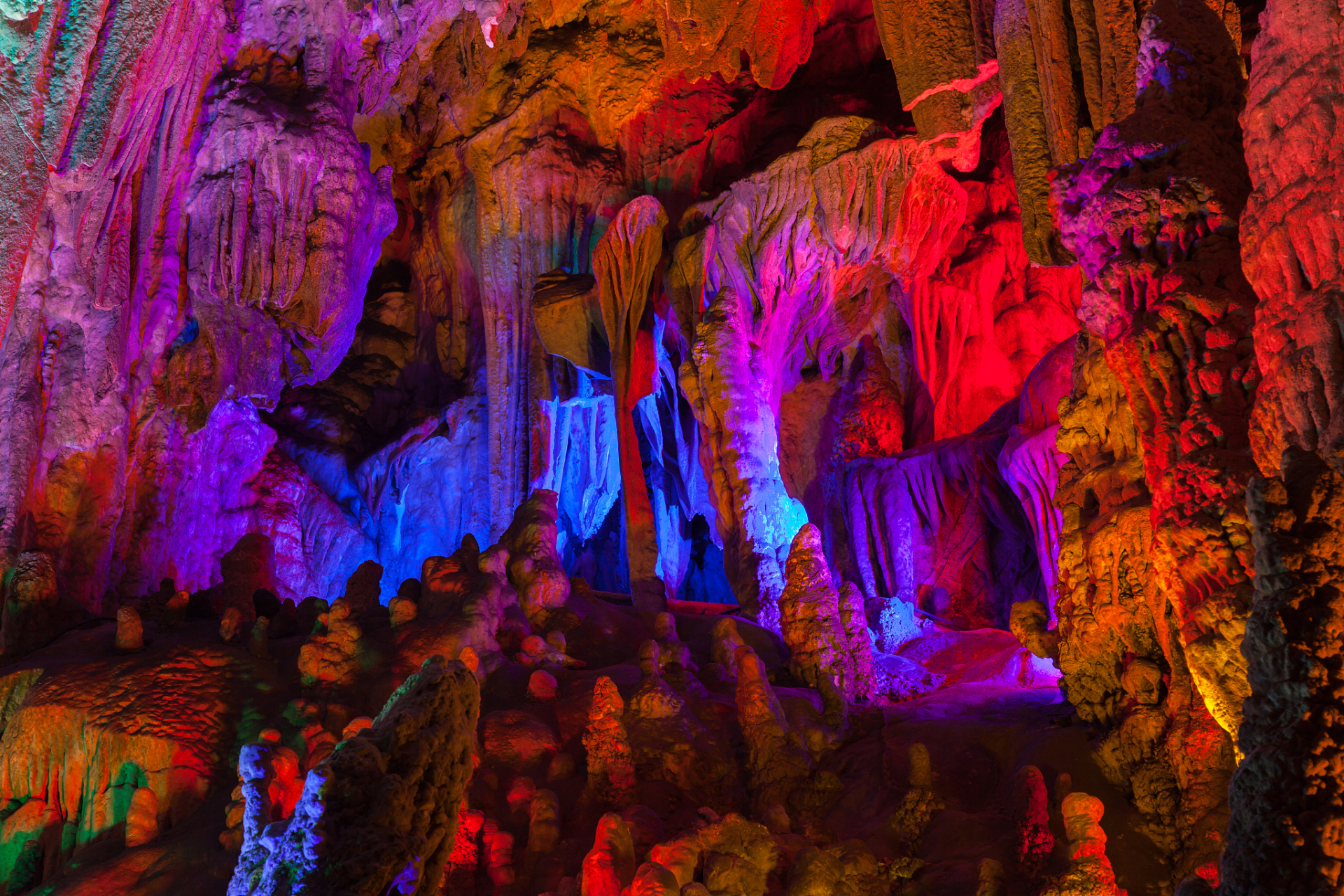 hi,我要为你介绍一下九龙洞风景区!