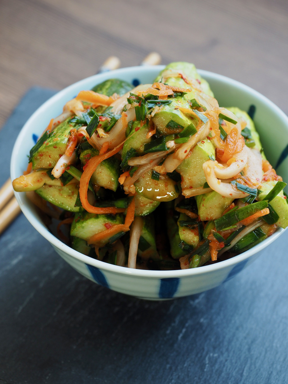 以下是一份简单的黄瓜拌凉皮食谱:  准备好所需食材