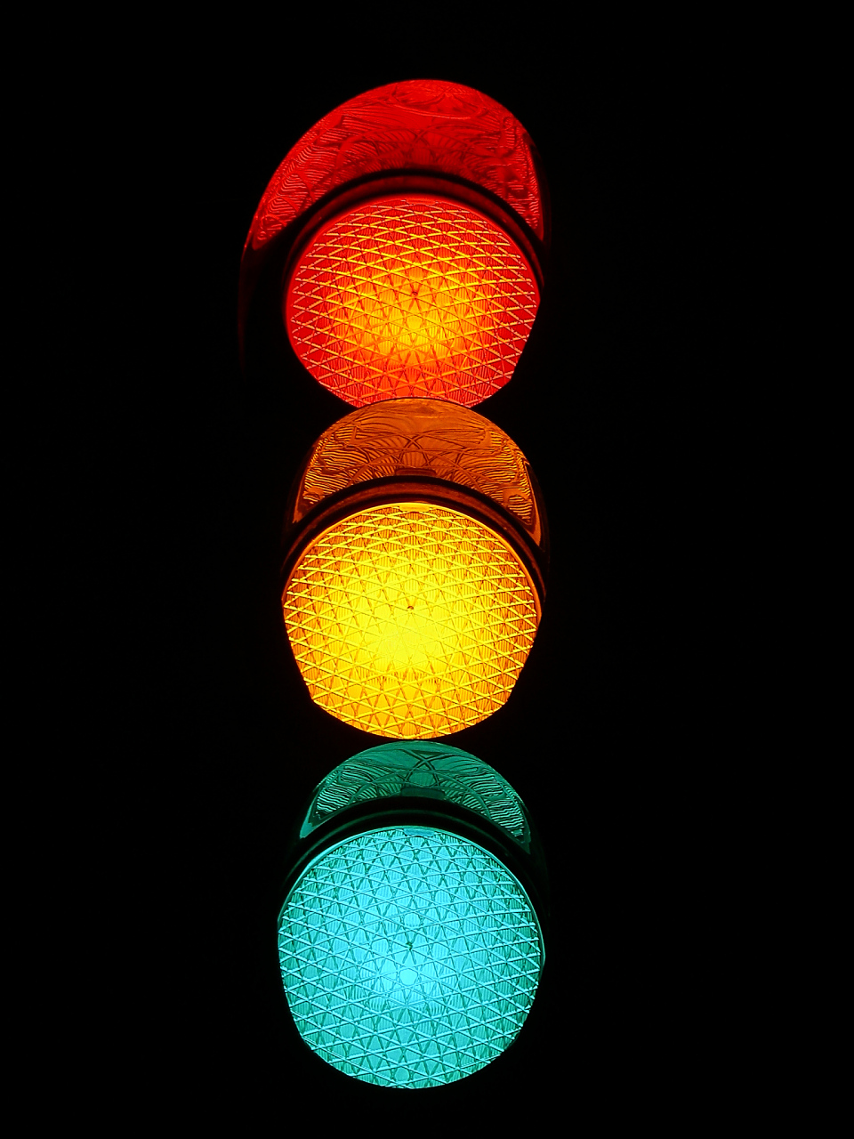 traffic light: 红绿灯,用于控制交通流量的信号装置.