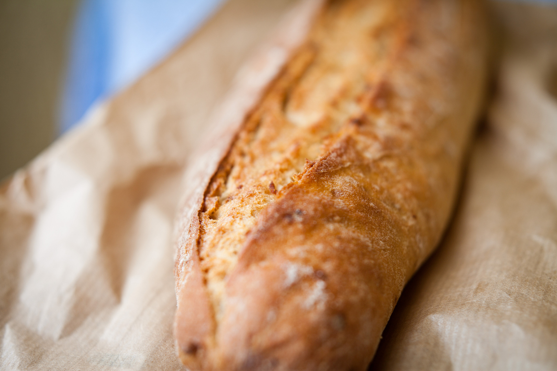 法棍面包 (baguette) 描述:法棍是法国人的主食之一,以其酥脆的外皮