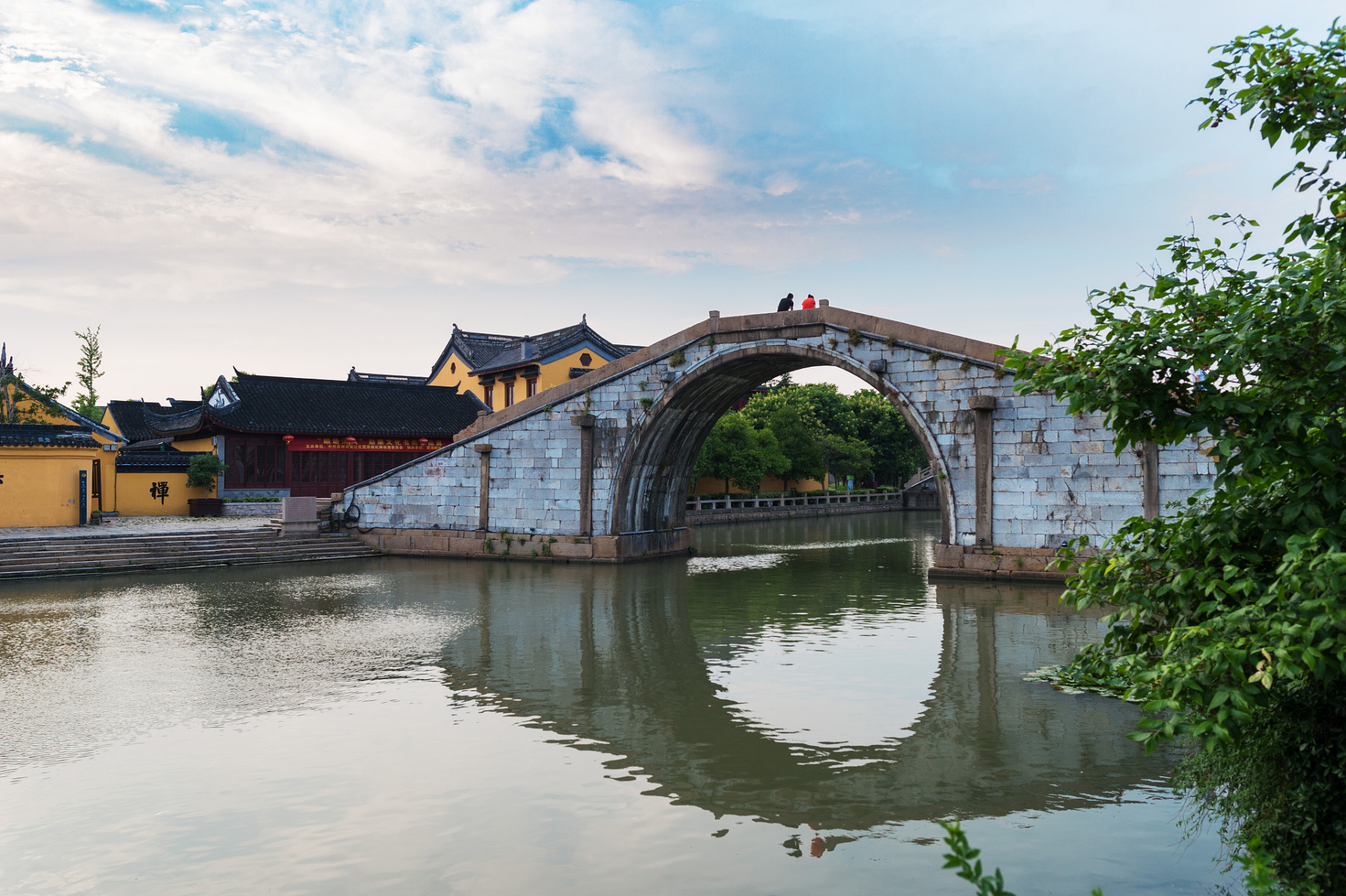 是中国南方地区著名的旅游胜地,拥有许多独特的文化遗产和自然景观