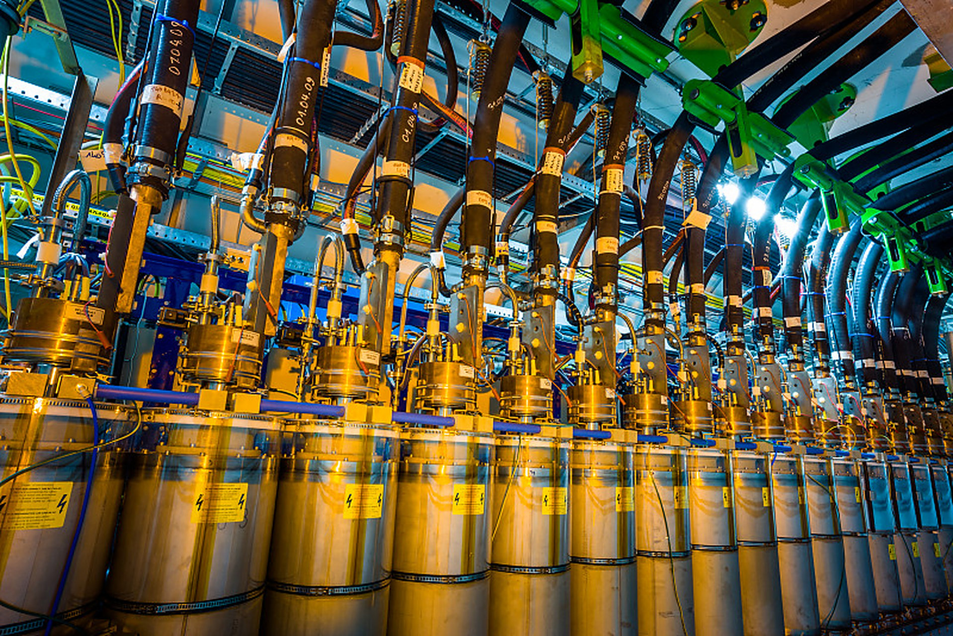 常温常压超导材料是指在室温和常压下能够表现出超导现象的材料.