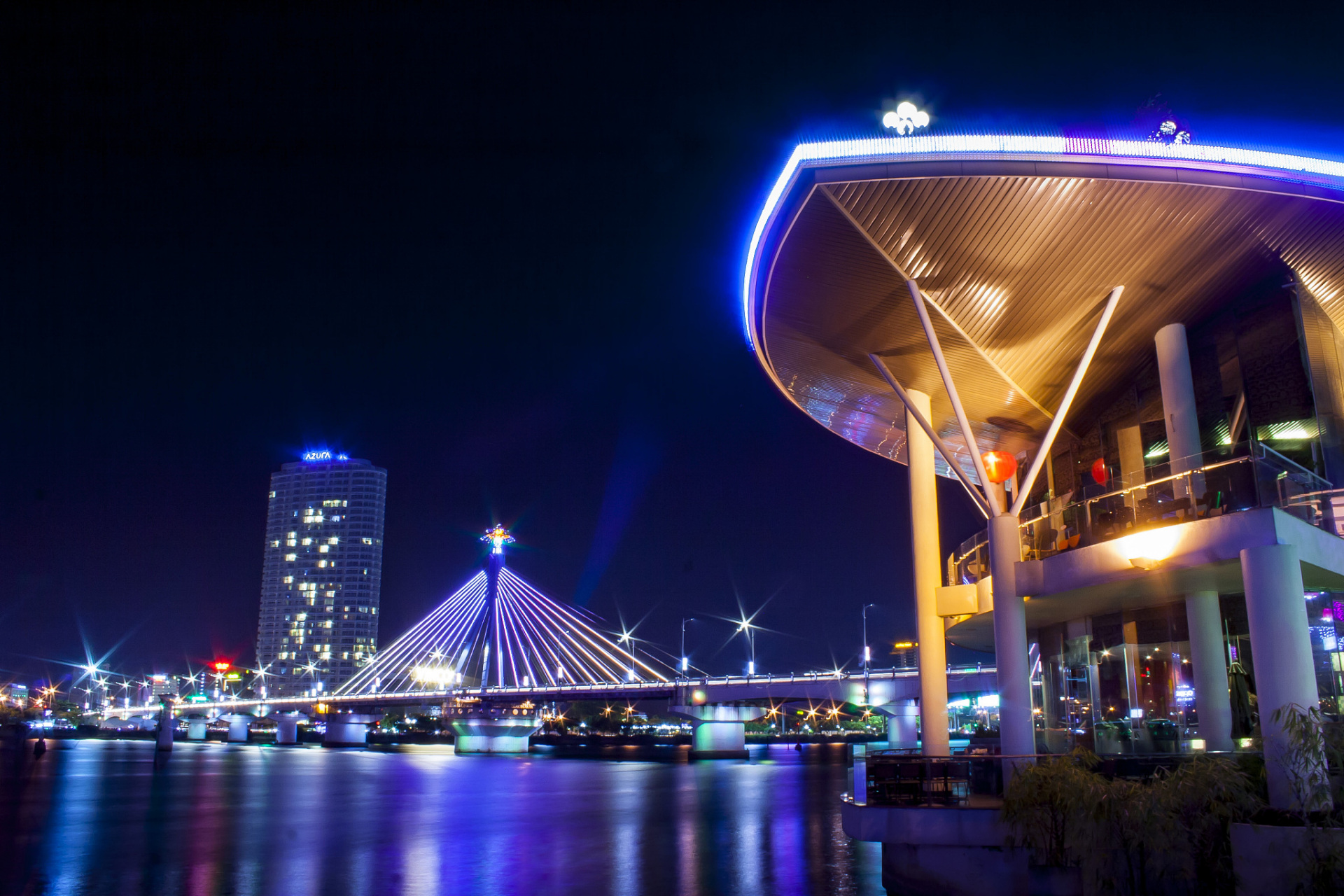 以下是三个不容错过的烟台夜景打卡地.  首先是烟台山公园.
