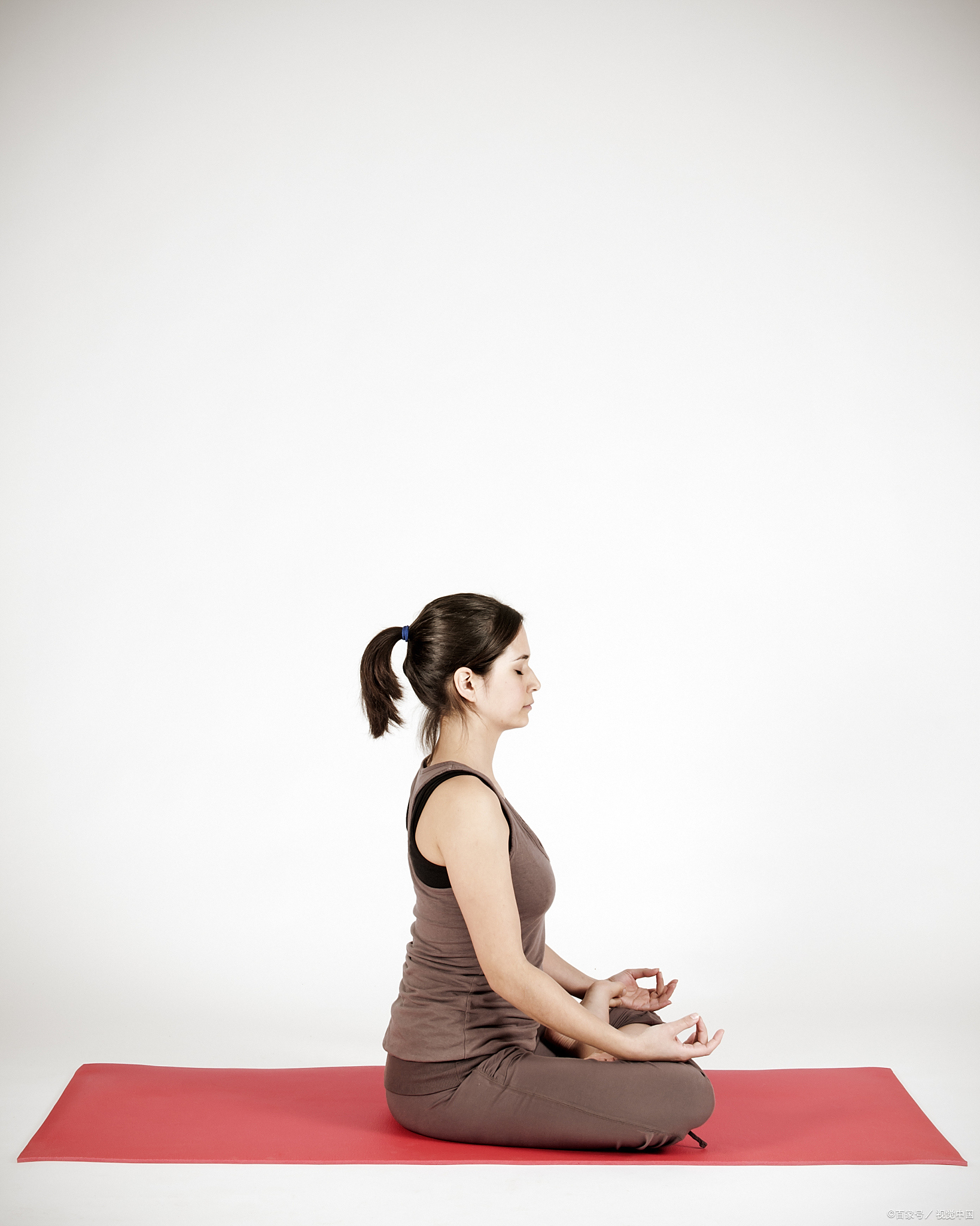 盘腿坐是一种古老的坐姿,常被用于冥想,瑜伽等活动中