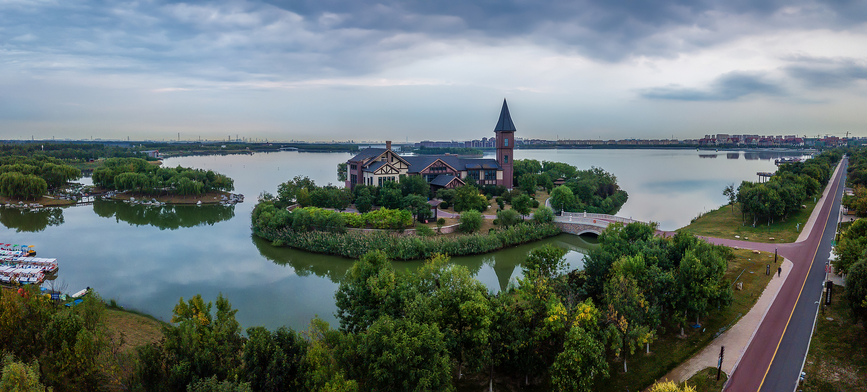 常德柳叶湖旅游度假区有着"小洱海"的美誉,碧水悠扬,青山如黛,是一个