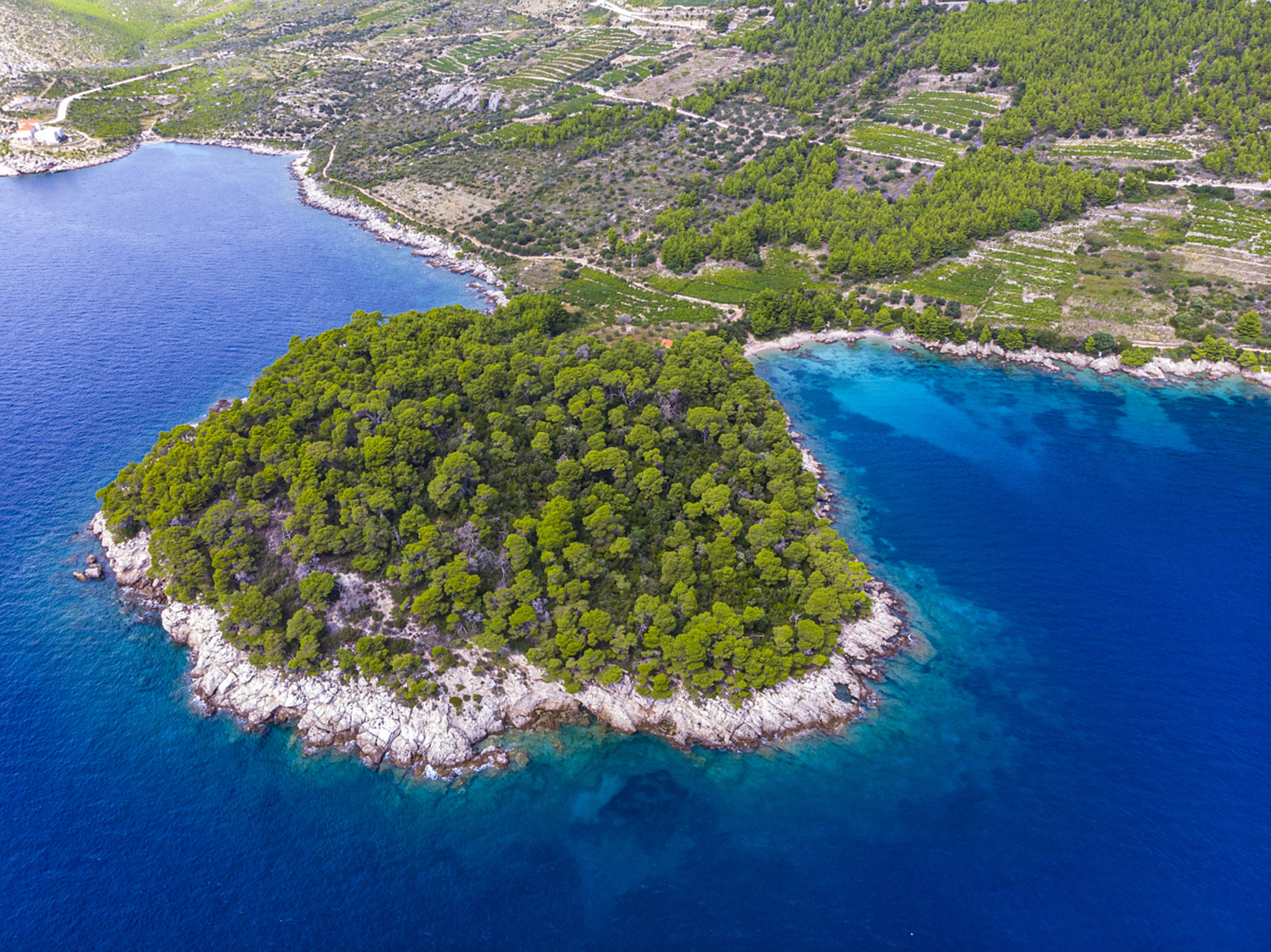 巴厘岛的佩尼达岛是一座美丽的离岛,拥有许多著名的网红景点.