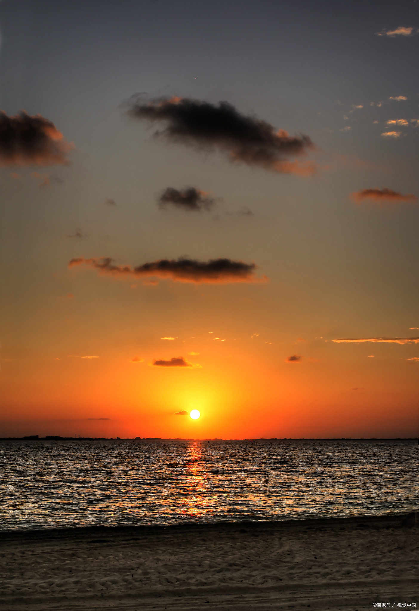 日出与日落时的颜色区别主要源自太阳光在地球大气层中传播路径挡不