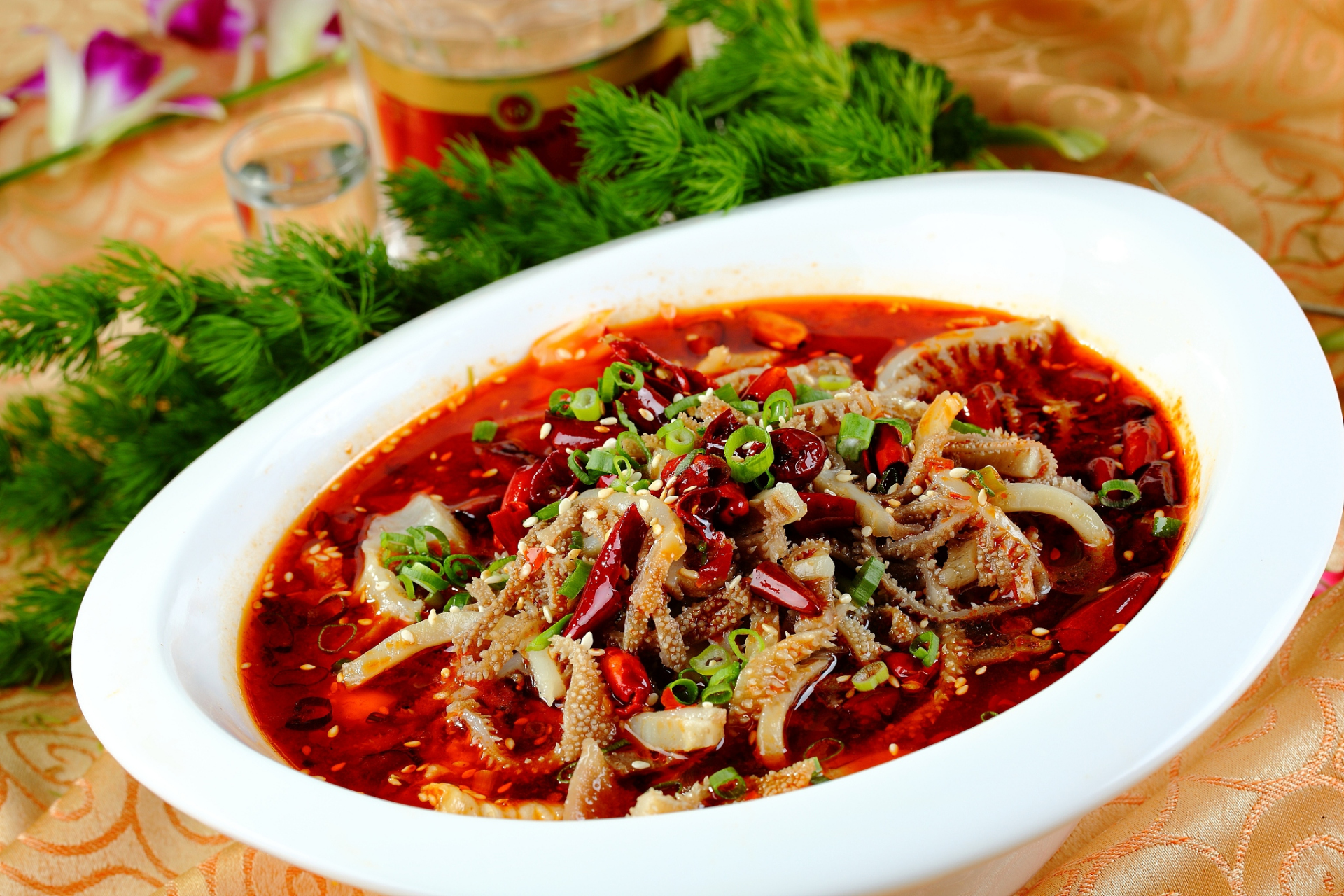 首先,我们需要将牛肚清洗干净,然后放入锅中加水煮熟.