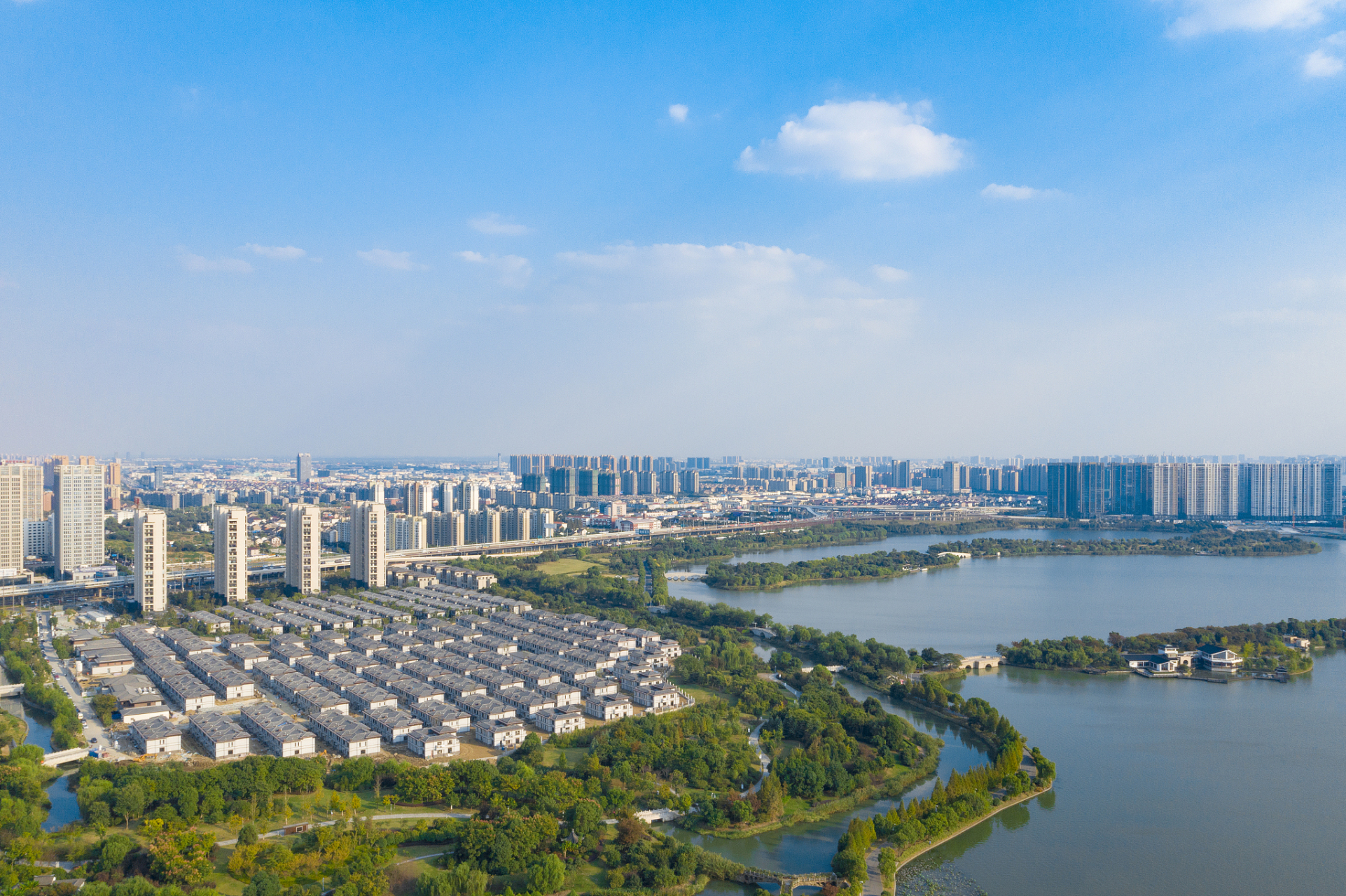 合肥大名湖城,位于安徽省合肥市蜀山区,是一座集居住,商业,文化,休闲