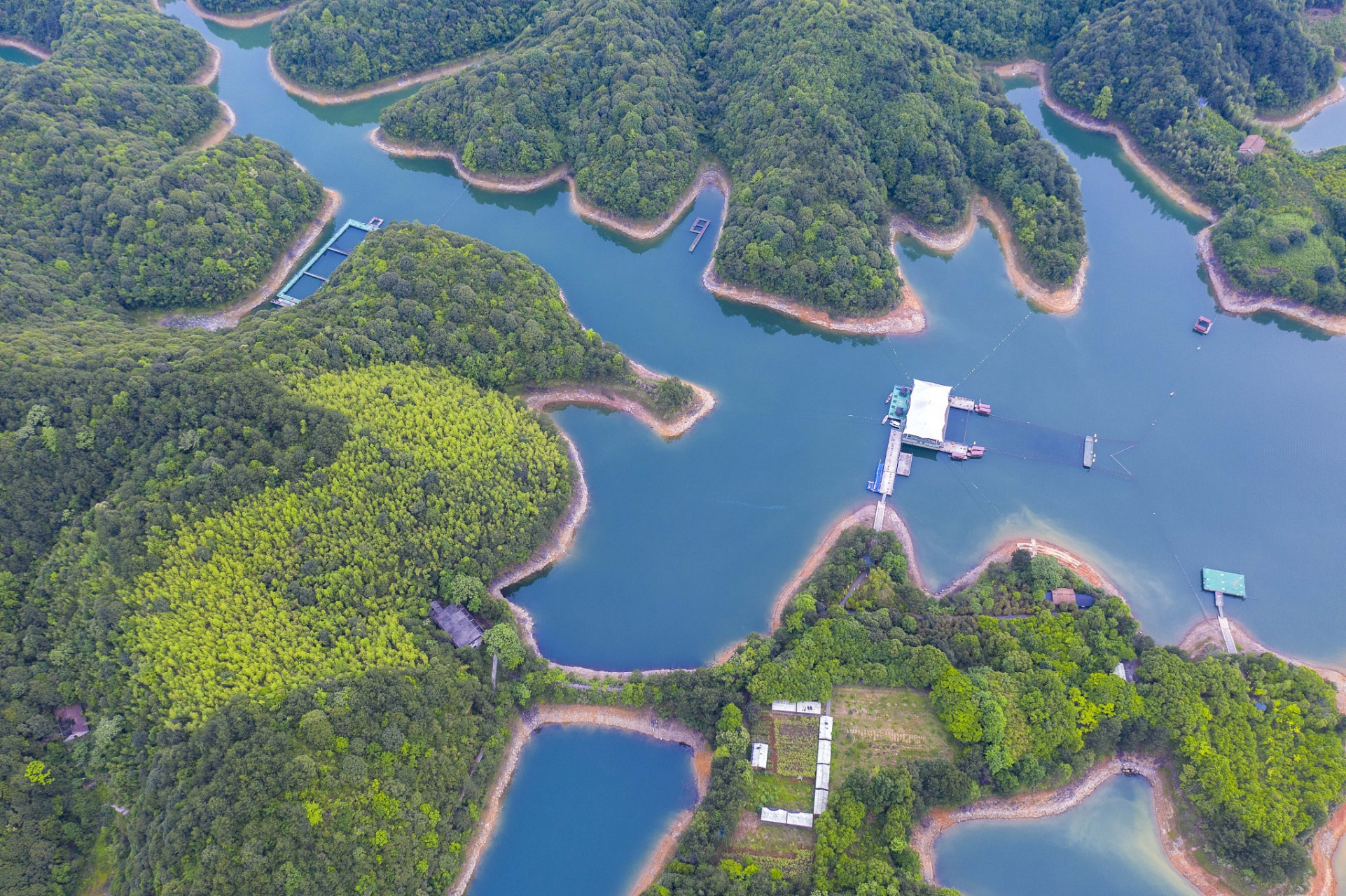 千岛湖,位于中国浙江省杭州市淳安县境内,是一处以碧波荡漾,千岛竞秀