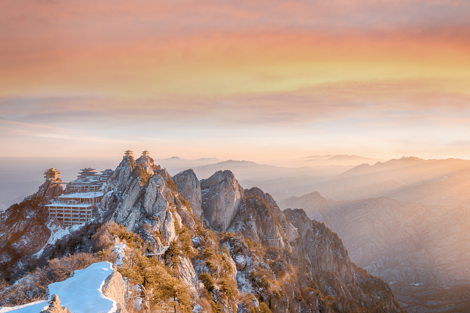 老君山位于河南省洛阳市栾川县,是一座著名的道教圣地,也是自然风景