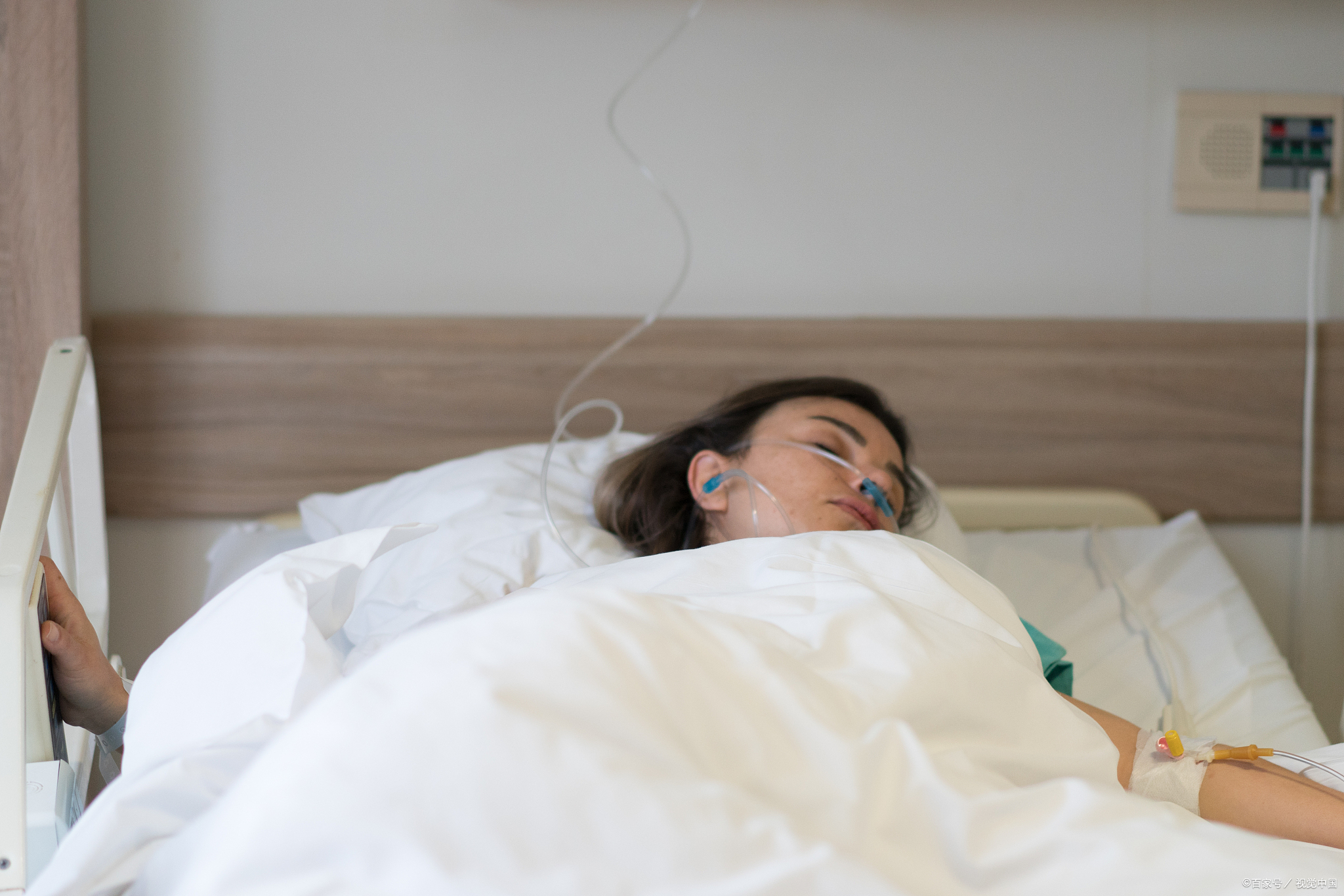 我昏迷不醒都是拜他所赐,他倒是先装起深情来了