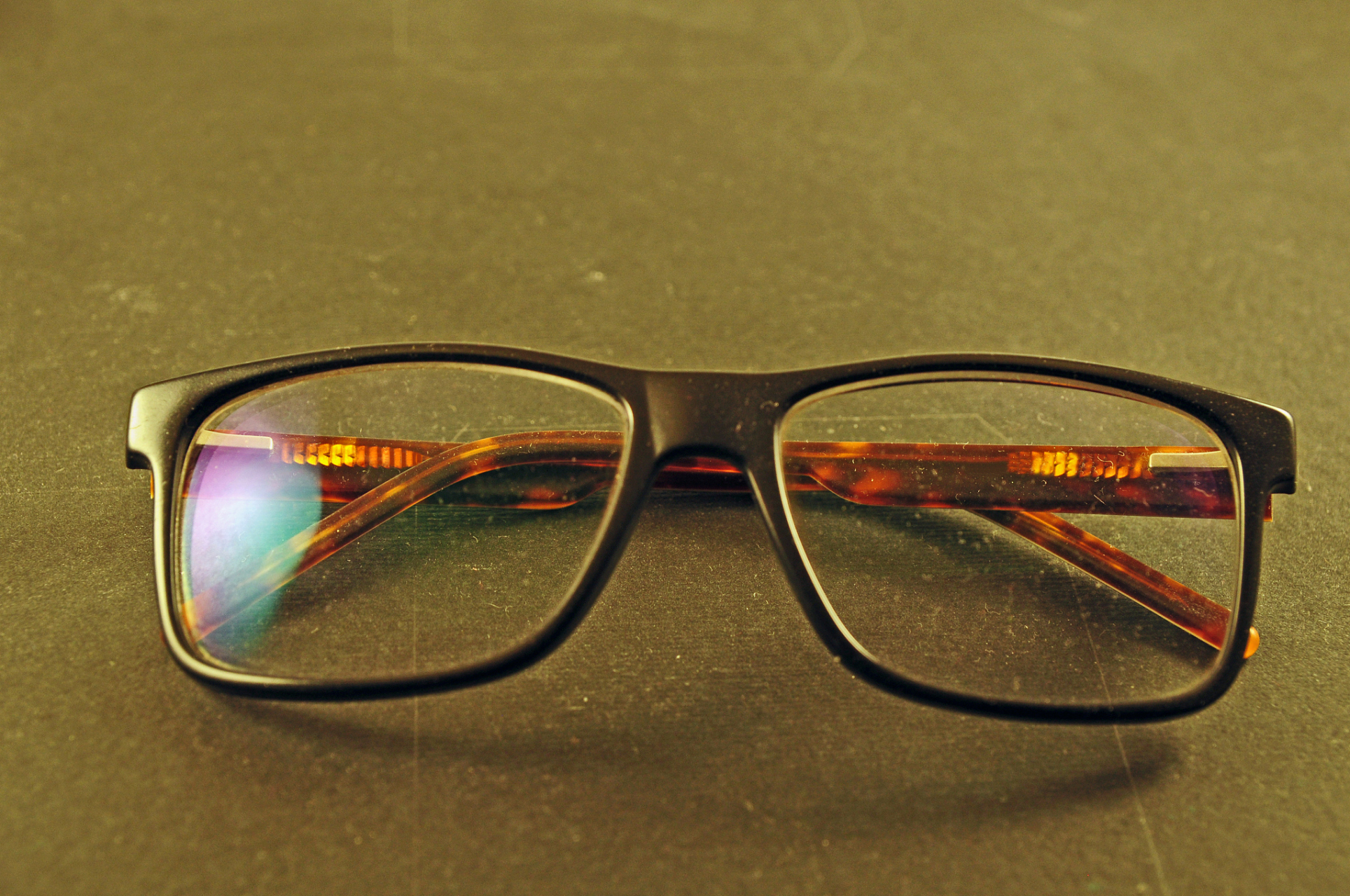 变色近视眼镜:方便的选择和需要慎重考虑的利弊  随着现代生活方式的