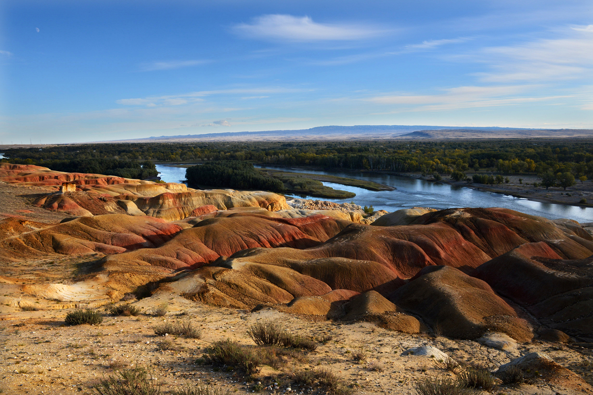 五彩湾是在一片戈壁荒漠中的一个五彩缤纷的世界,以怪异,神秘,壮美而
