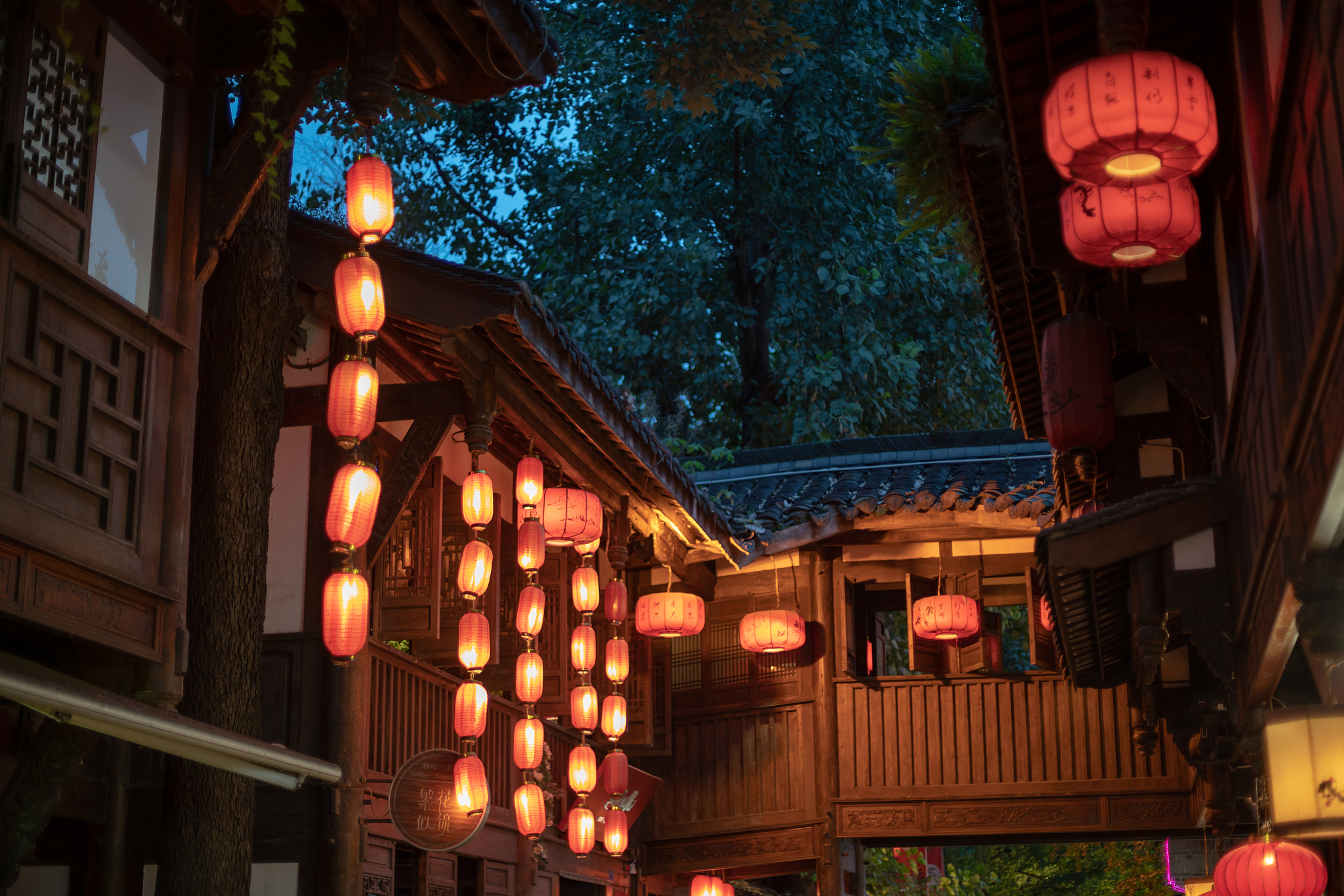 成都锦里古街夜景,炎夏中的夜晚风情与美食