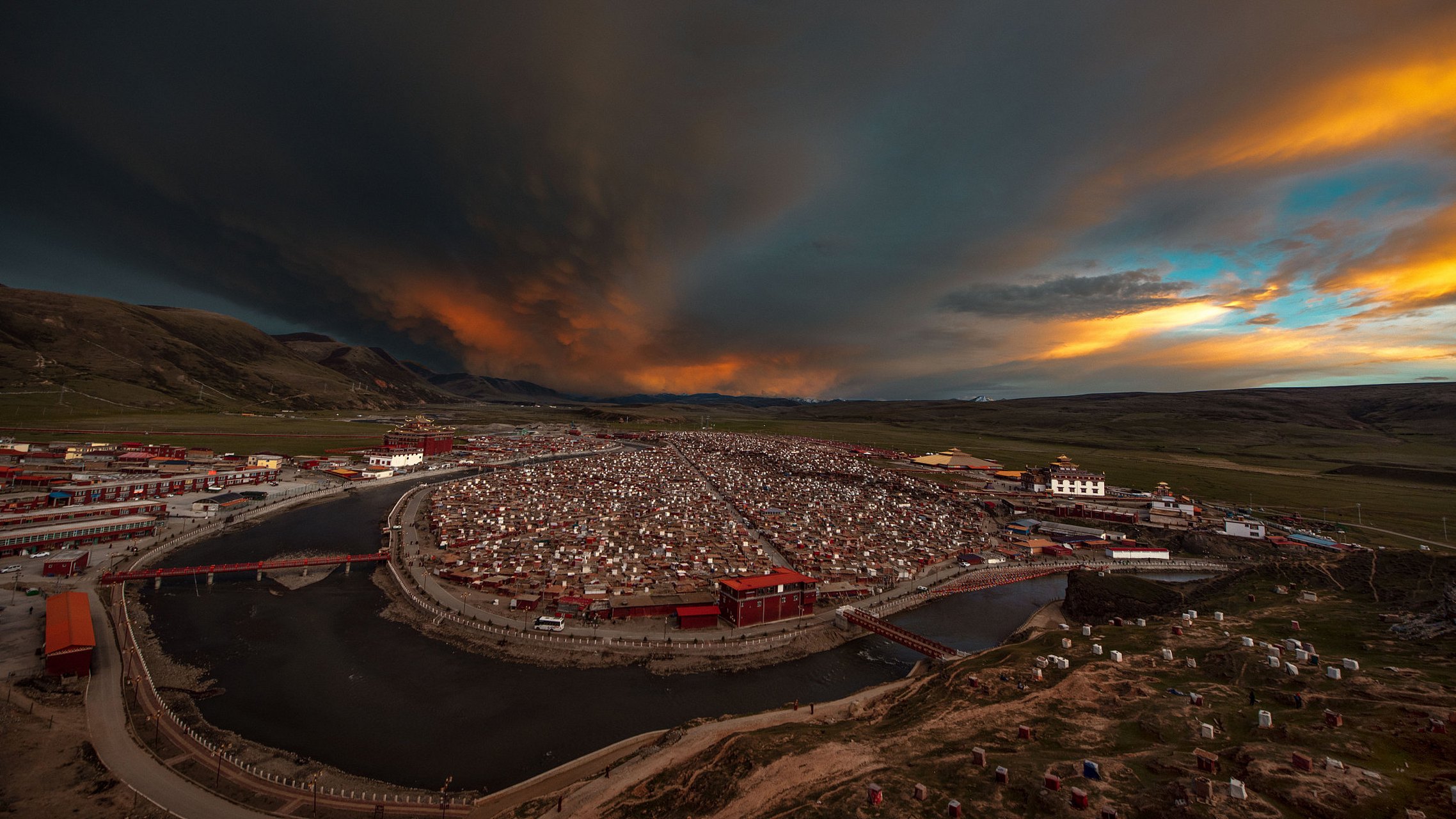 位于四川省甘孜藏族自治州丹巴县境内,是一座著名的藏传佛教寺庙,被誉