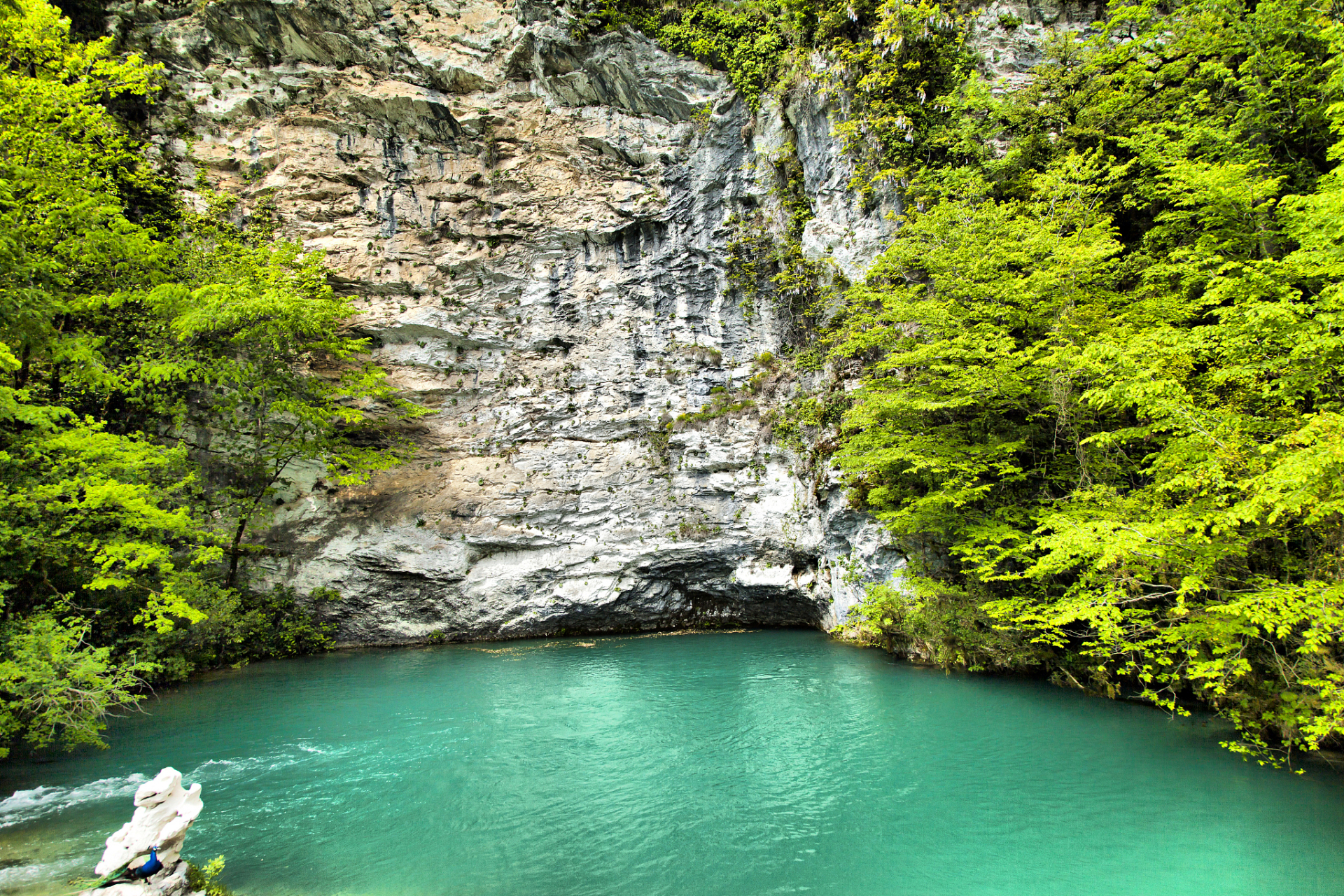 贵州罗甸大小井风景名胜区被誉为人间绿宝石.