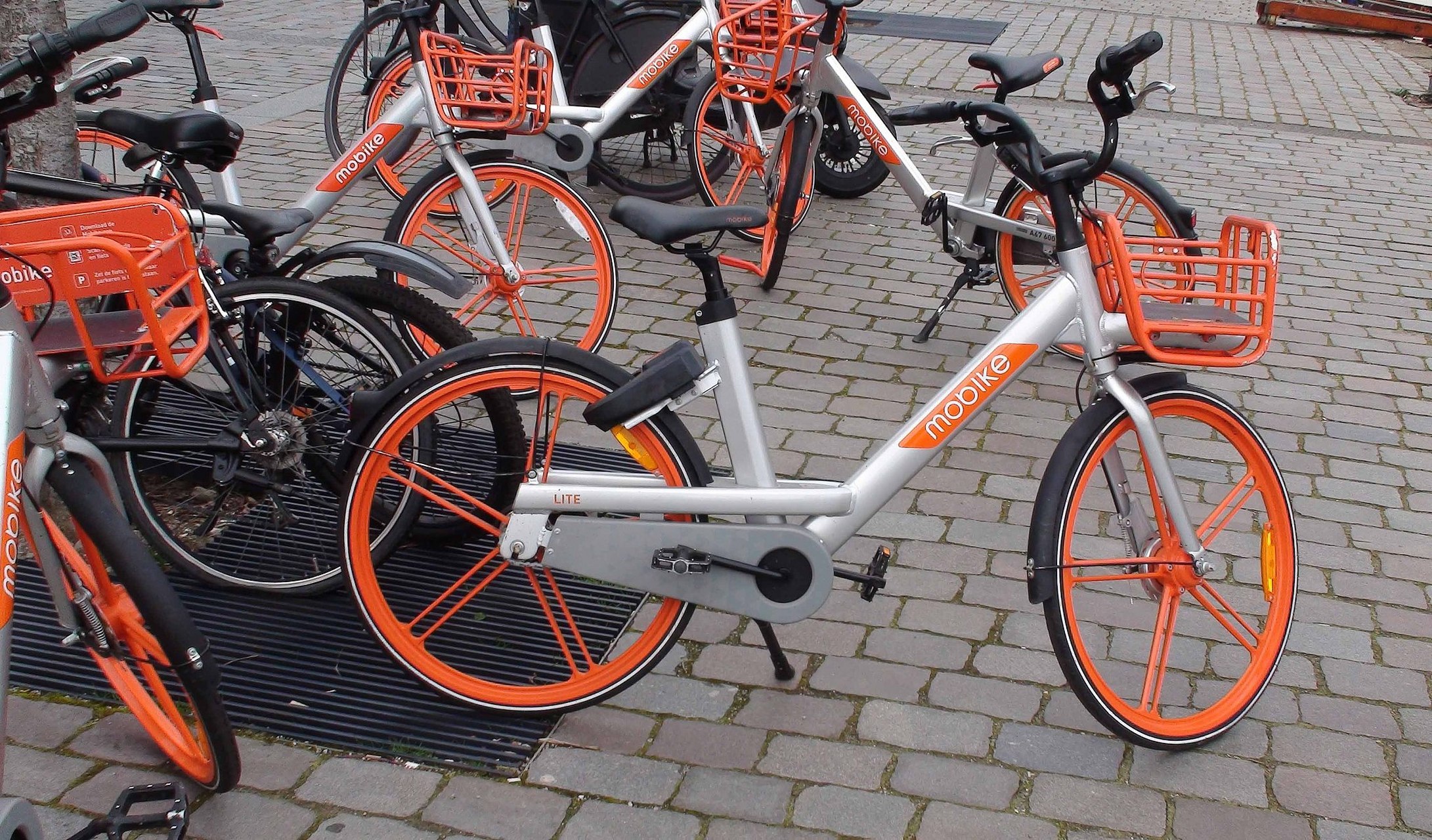 美团app搜"美团单车",进入个人中心,点击我的押金,显示299元的美团