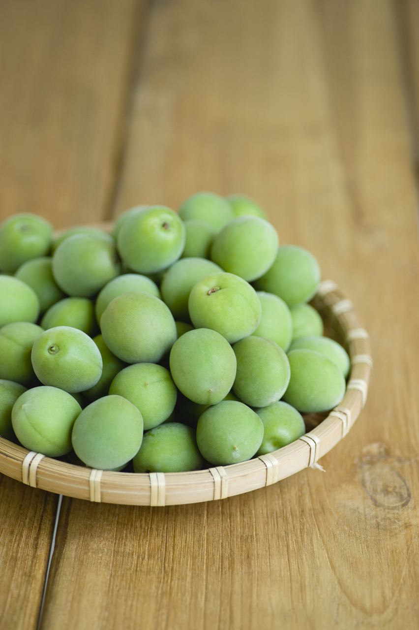 青梅,是一种热带水果,通常在特定季节上市,与其生长环境和季节性特点