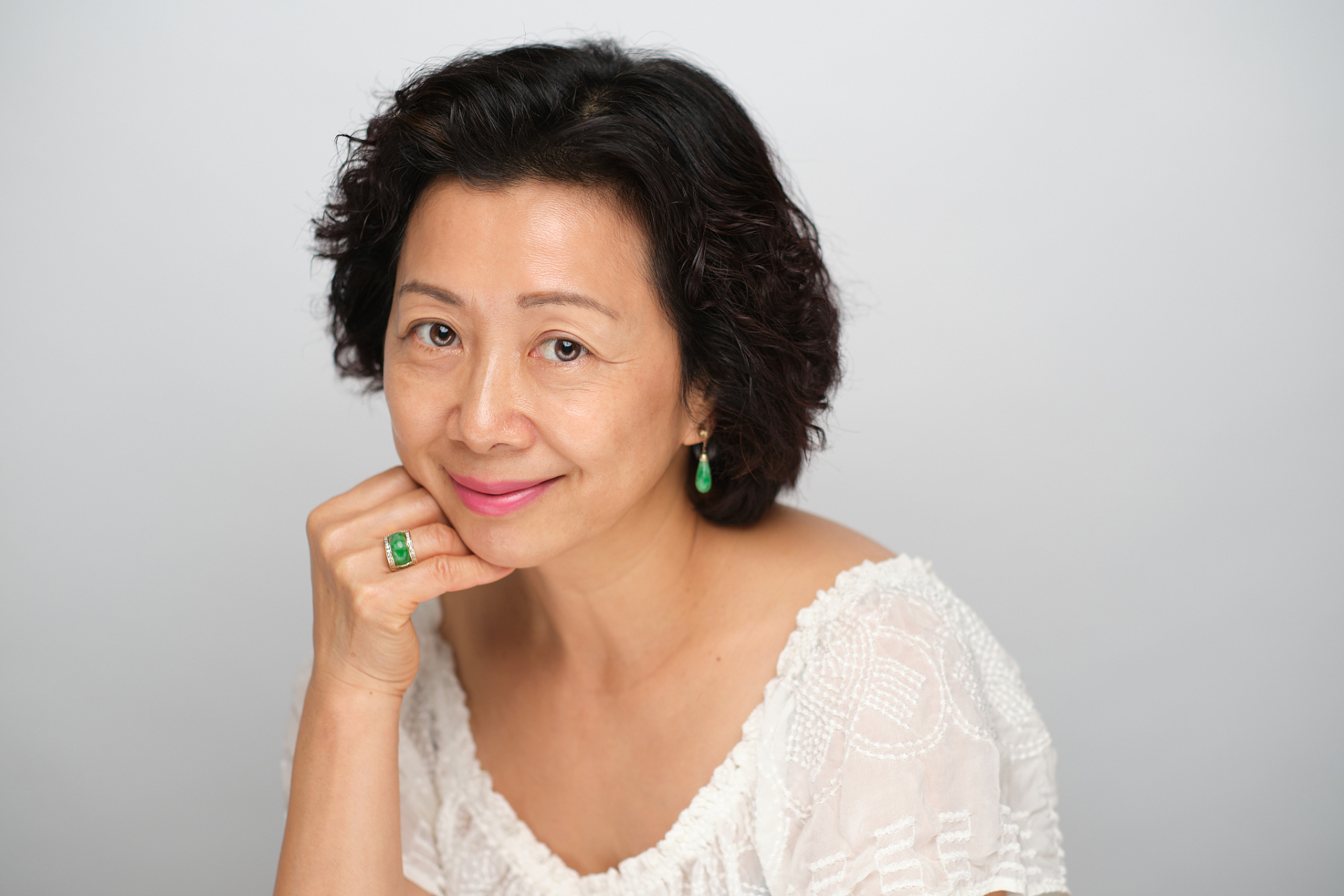 合适的发型是关键!推荐短发清爽干练,中长发温柔知性.