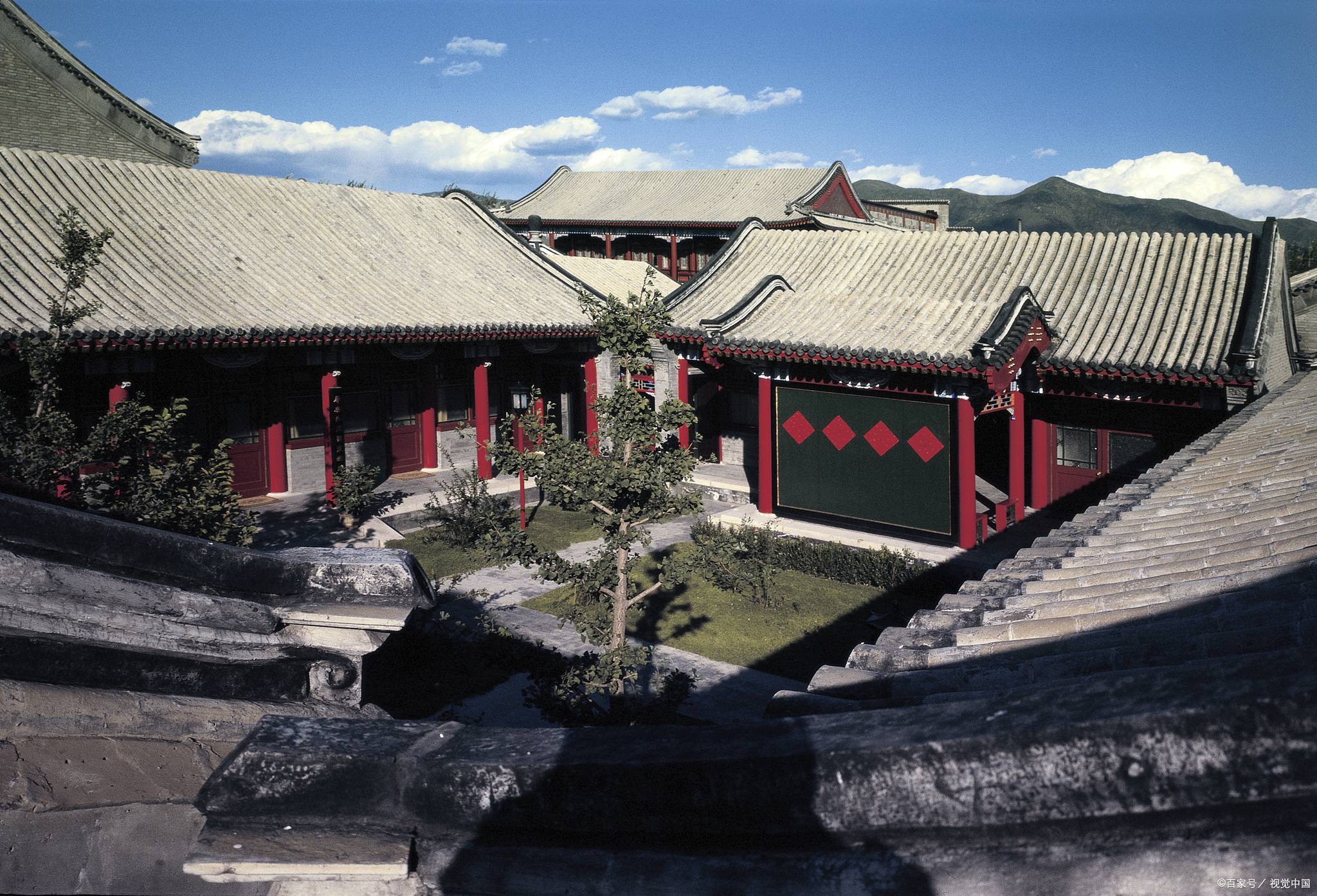 于震回归故土,住青砖瓦房四合院,屋顶跳舞享受生活,太高级了