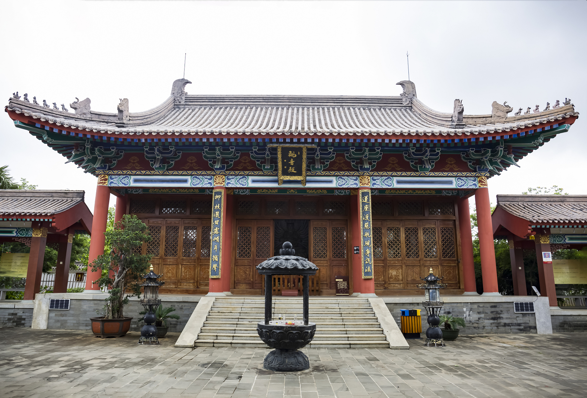 澄迈永庆寺是琼北最大佛教寺院,占地80亩,供奉42尊缅玉佛像,创造了13