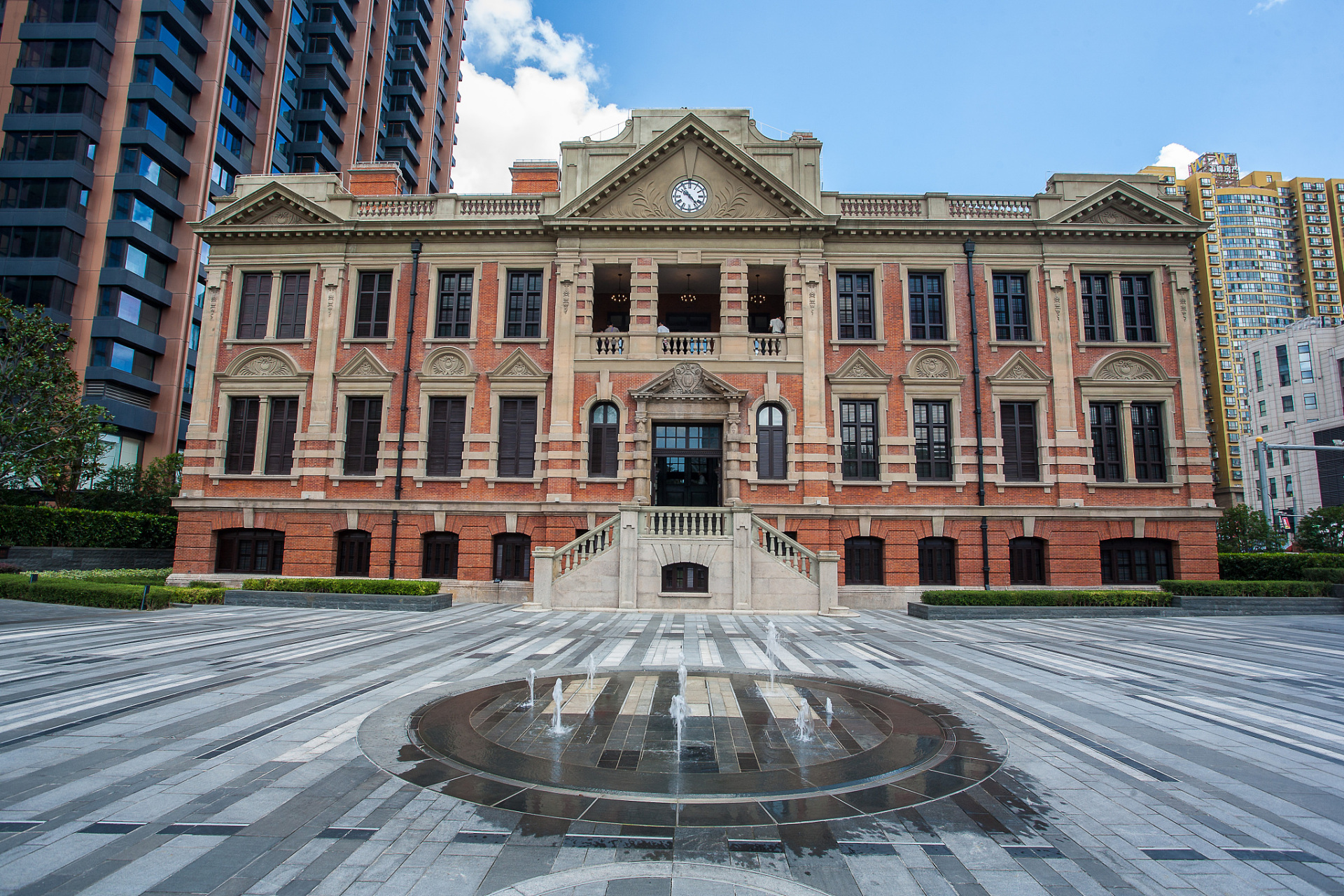 复旦大学一日游攻略:早晨可探索光华楼的自然景观,感受学术殿堂的庄严