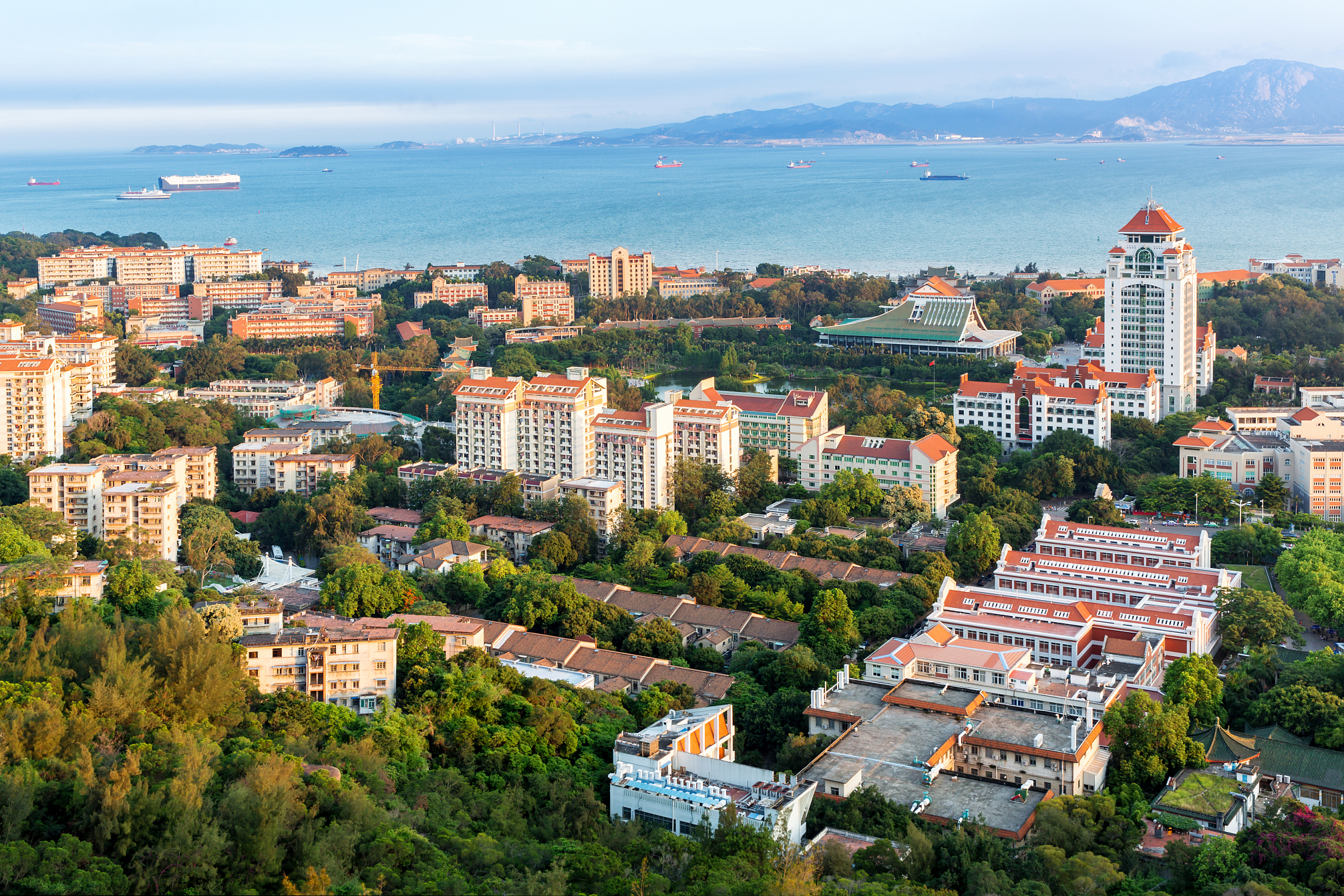 厦门大学是中国最美丽的大学之一,校园内有着美丽的自然风光和浓厚的