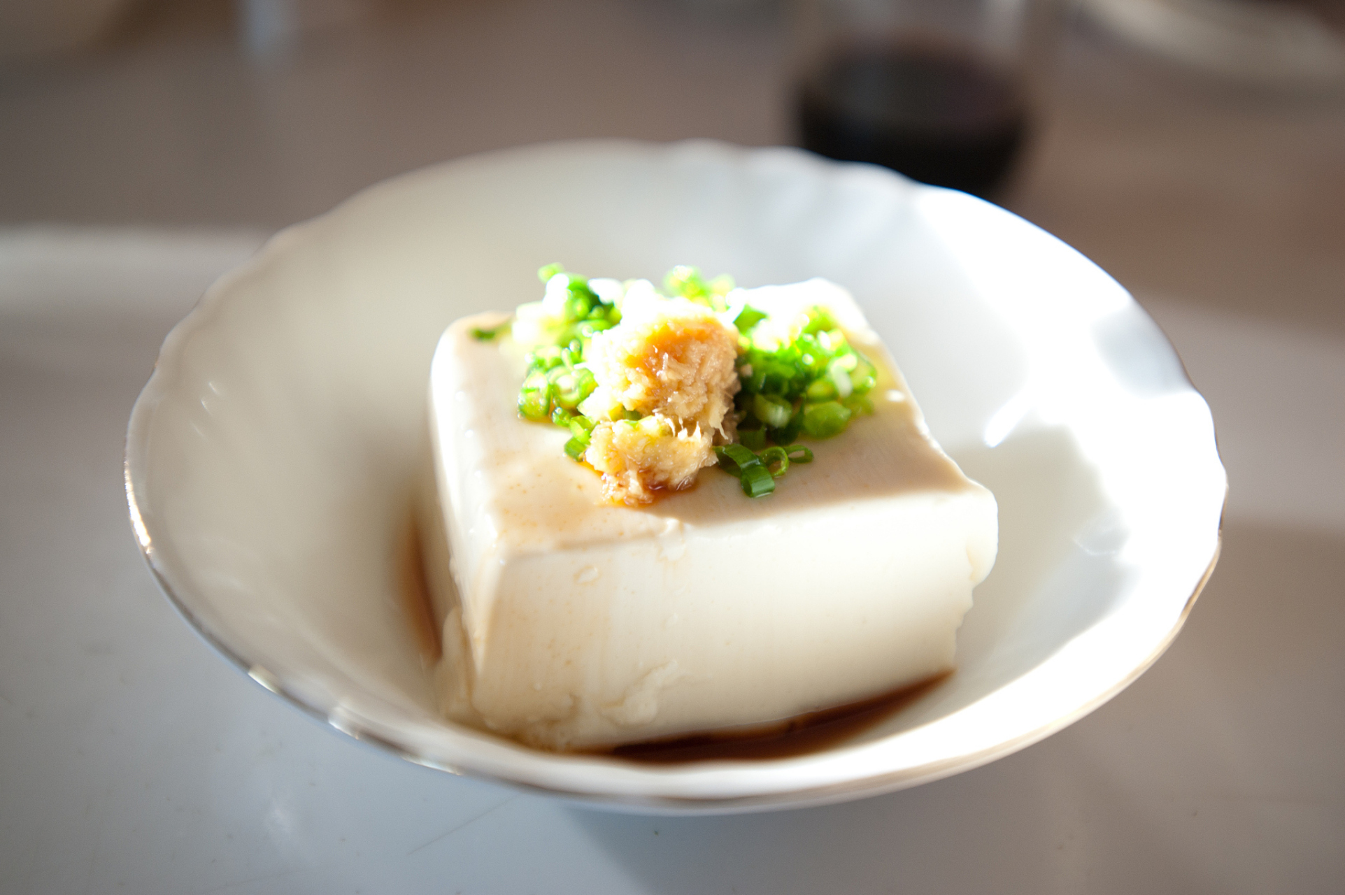 水晶豆腐是吕梁地区独特的地方小吃,晶莹剔透,口感滑嫩,营养丰富,承载