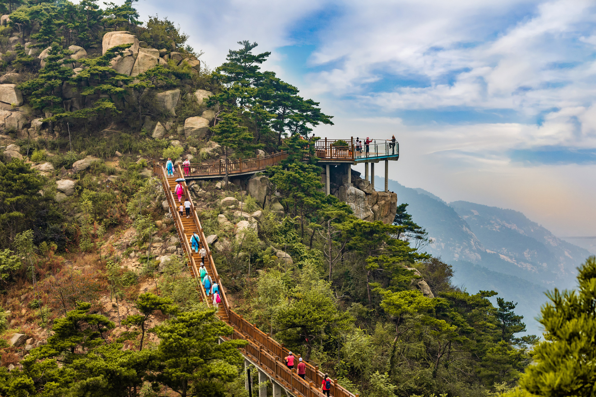 西峡老界岭风景区位于中国优秀旅游城市河南省南阳市的西峡县太平镇