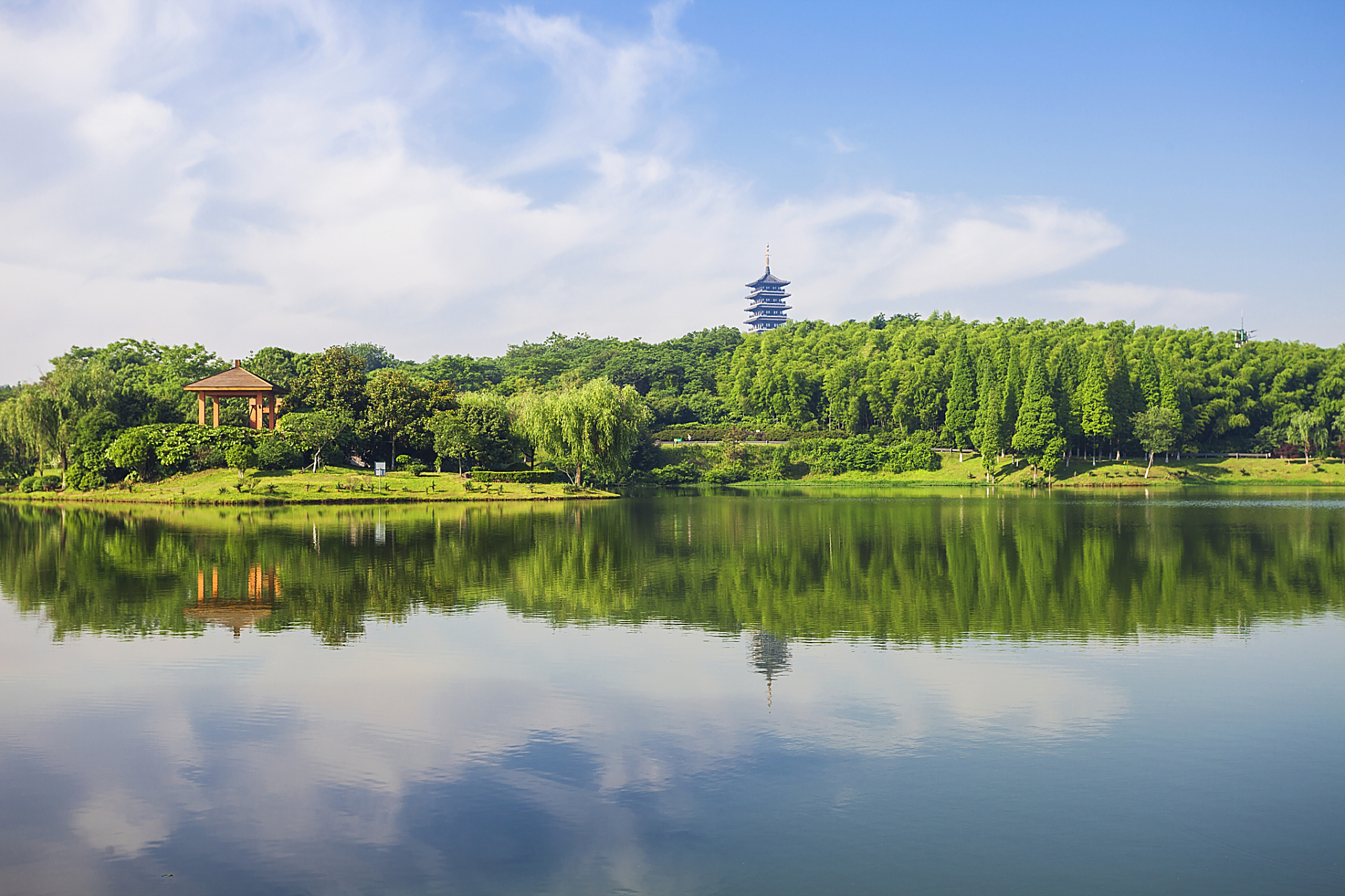 山西襄垣县东湖公园,占地2400亩,耗资2亿元.