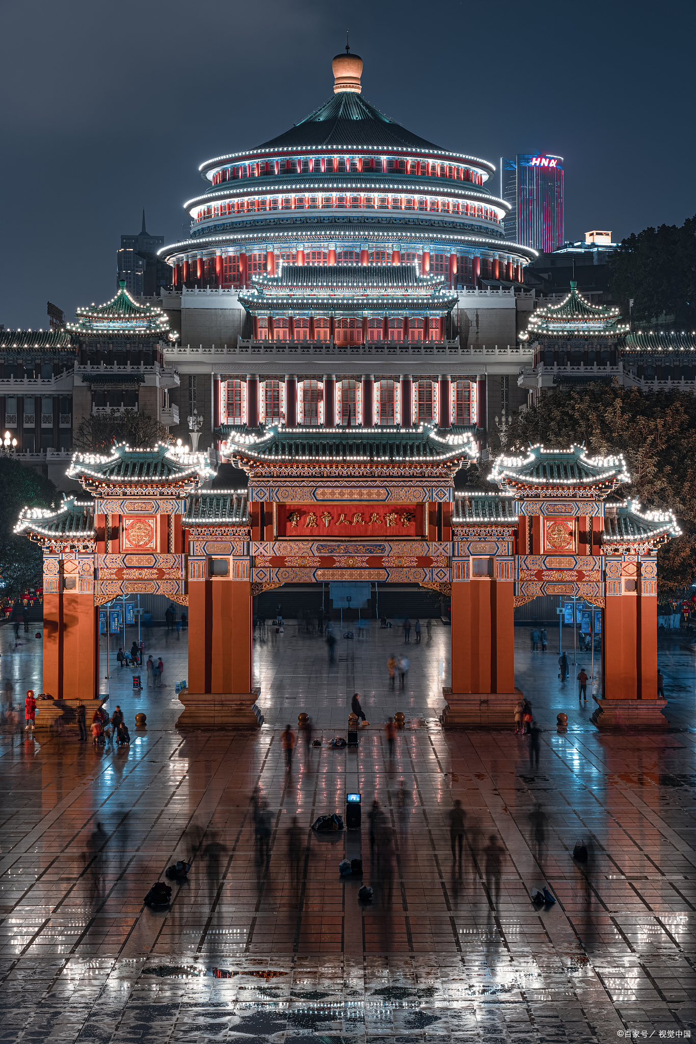 说起重庆,人们总会想到那些高耸入云的摩天大楼,繁华的步行街和香气