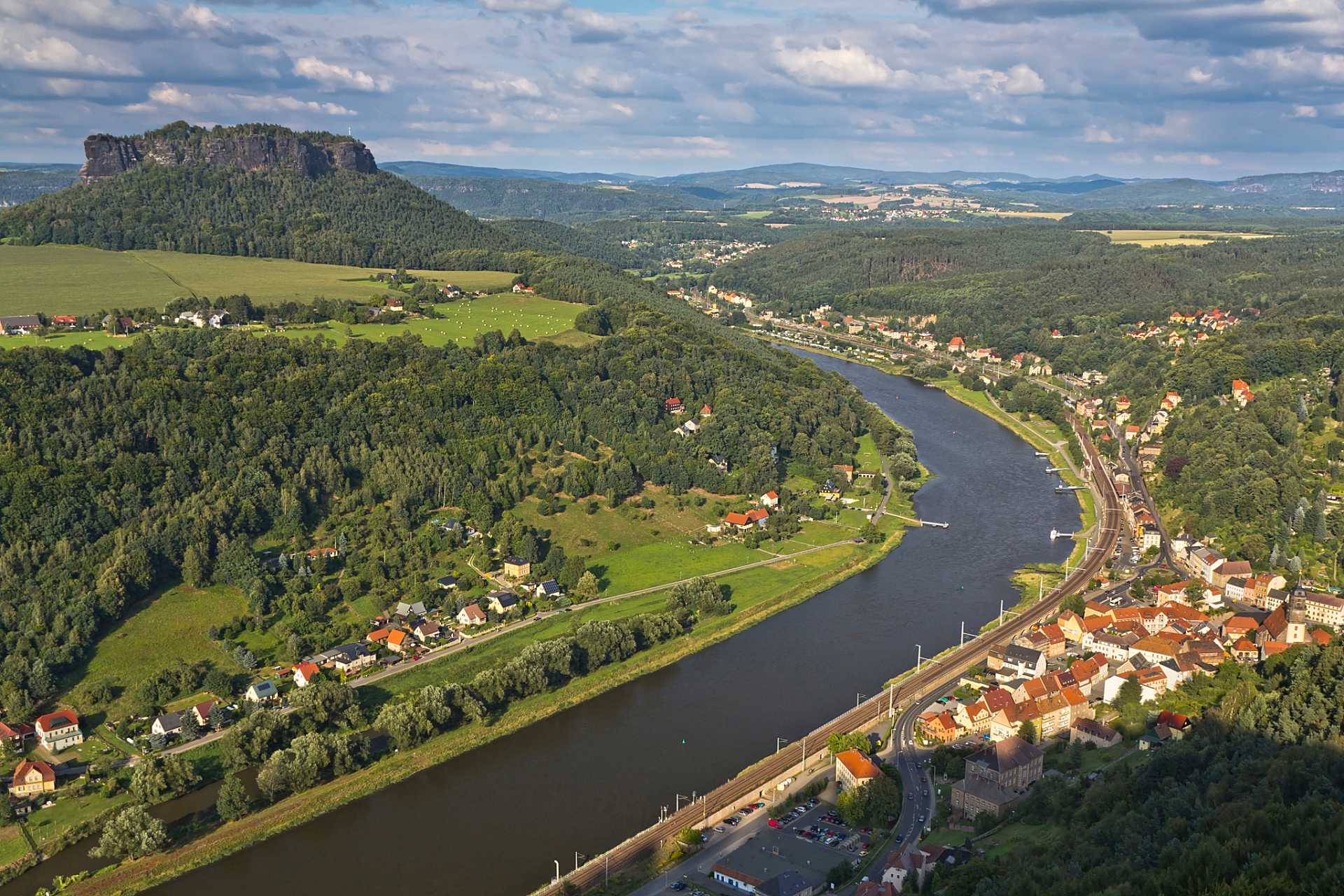 卢瓦尔河谷是位于法国中部,卢瓦尔河中游的平原流域,方圆27500平方