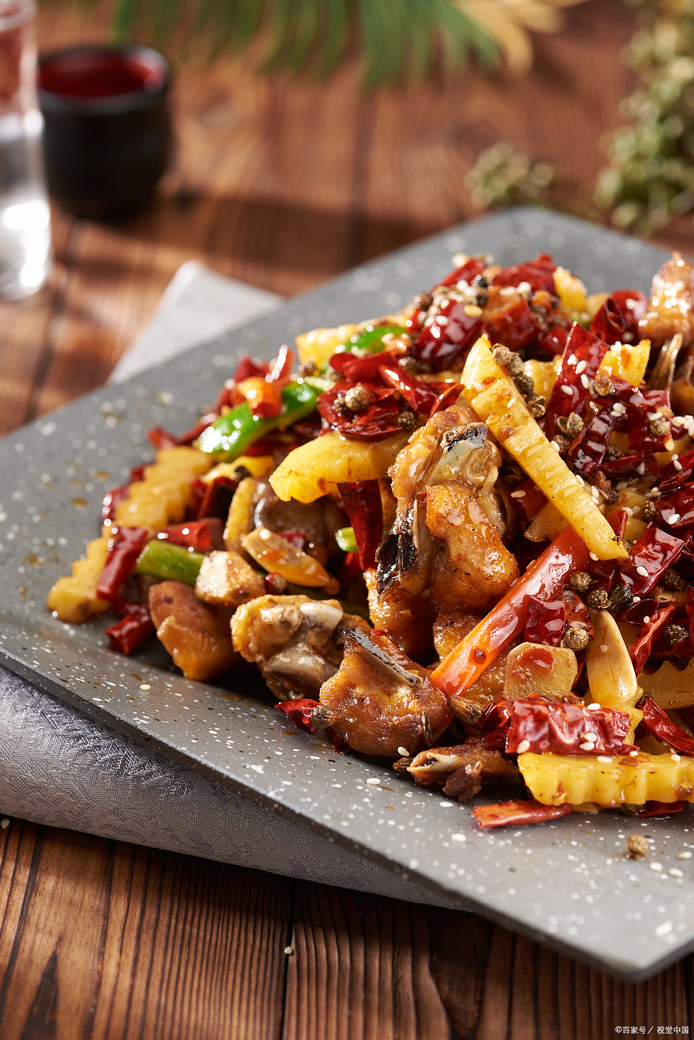 在中国的美食文化中,川菜以其独特的麻辣风味和丰富的口感,被誉为"