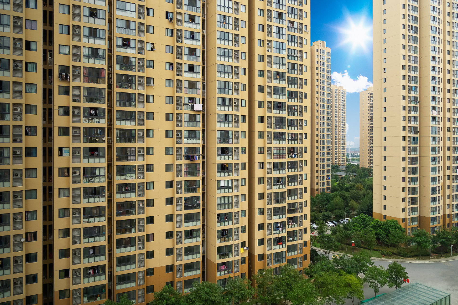 昨天晚上夜里,凌晨12点打完麻将,我送好看又丰满的女牌友回家.