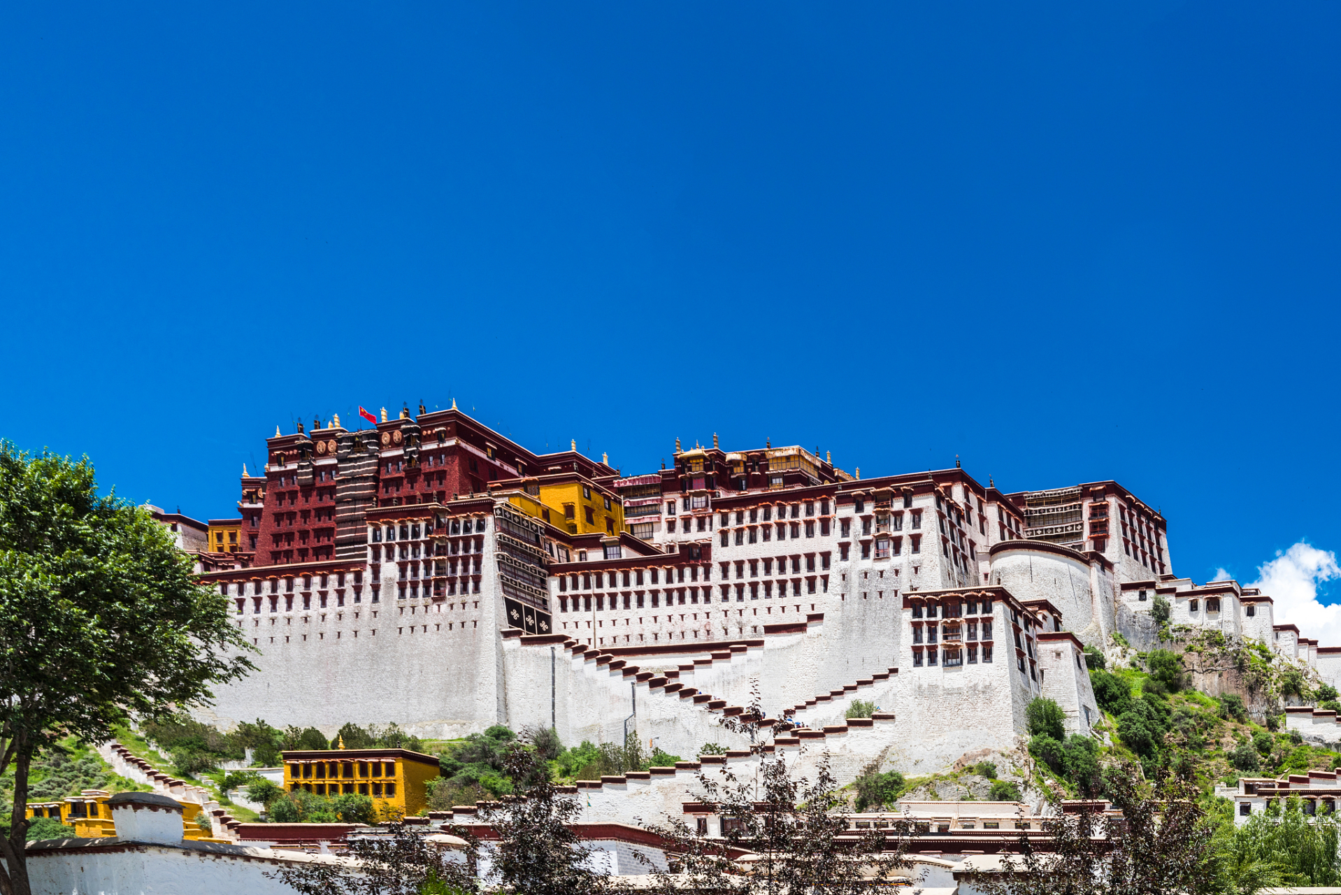 拥有众多著名的旅游景点,以下是我认为的前三打卡地点: 1,布达拉宫