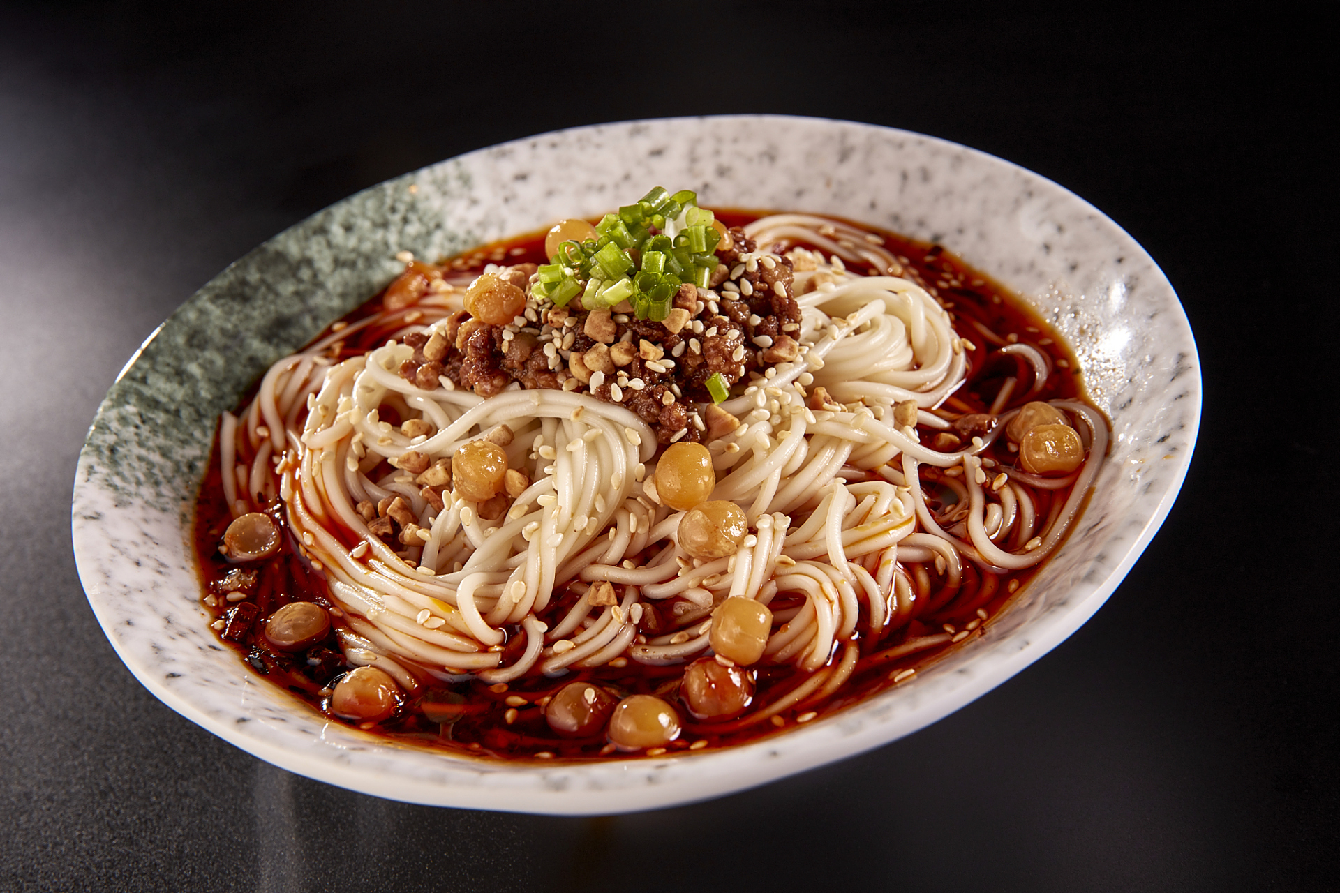 宜宾燃面是四川省宜宾市的特色小吃,因其油重无水,引火即燃而得名.