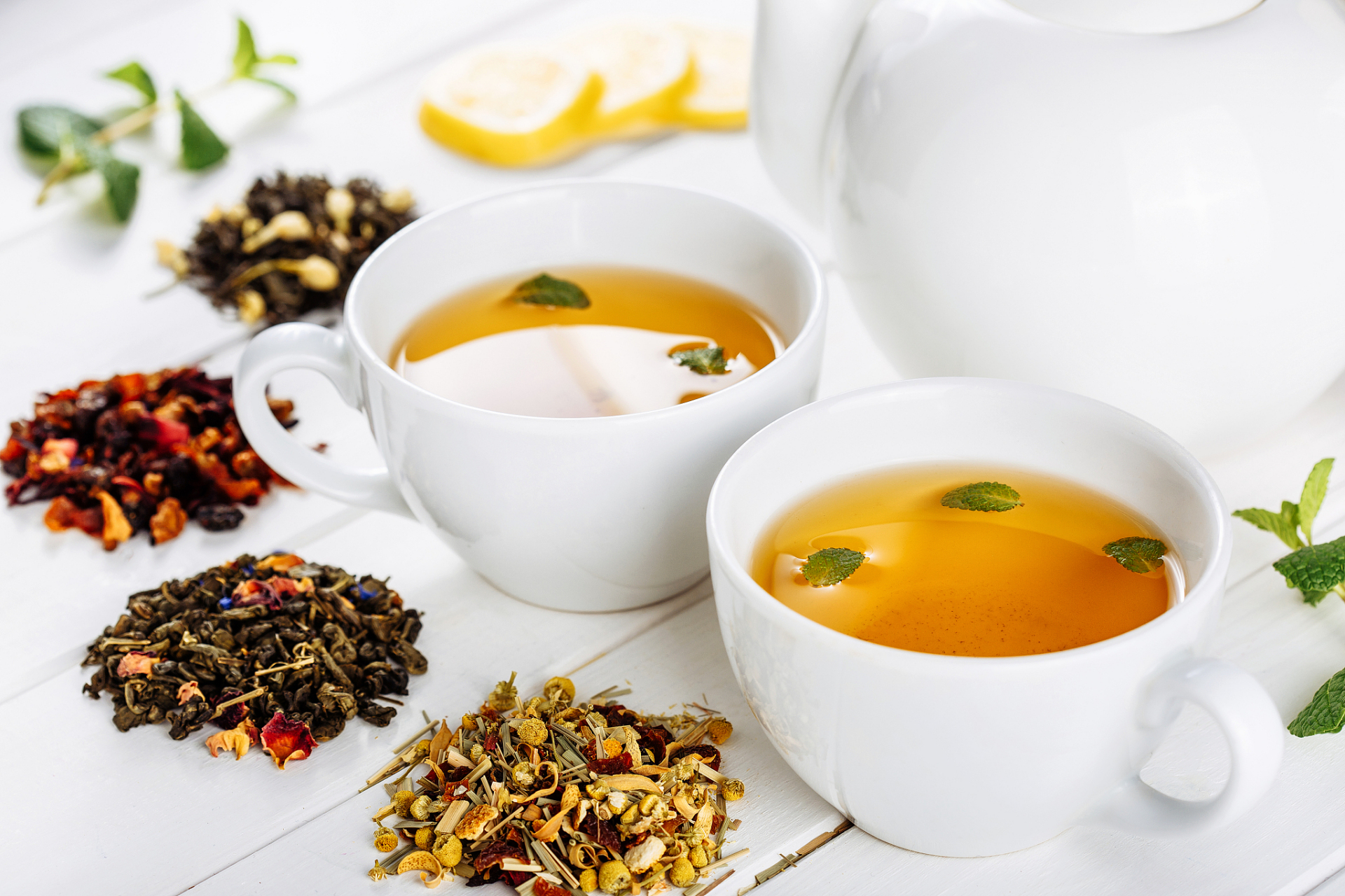 金银花茶是一种具有清热解毒,清肺润喉等功效的花茶,常常用于清 