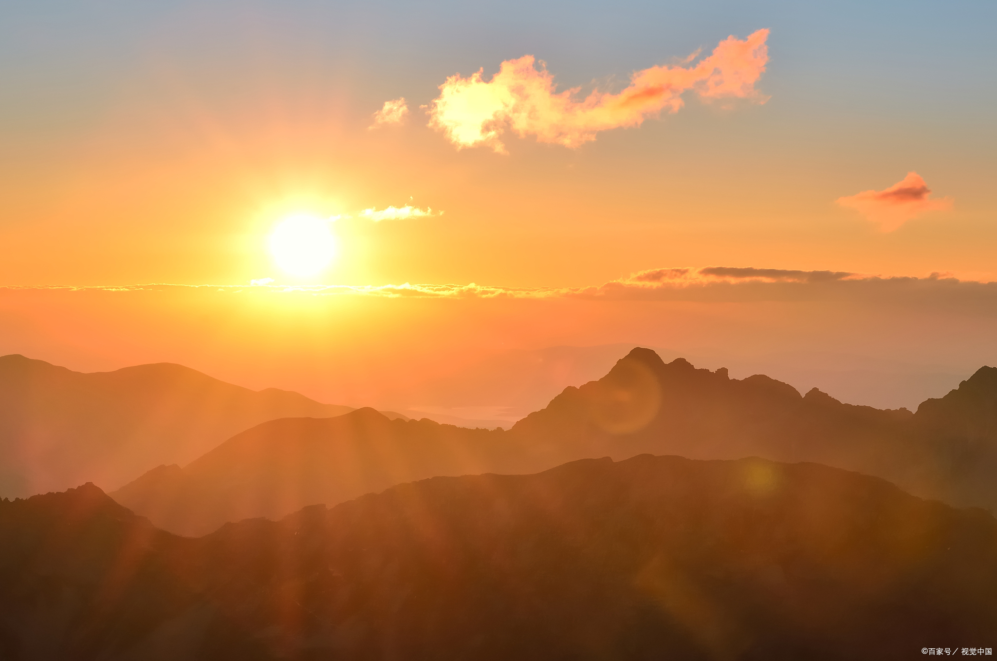 山顶日出,世界重启的温柔瞬间