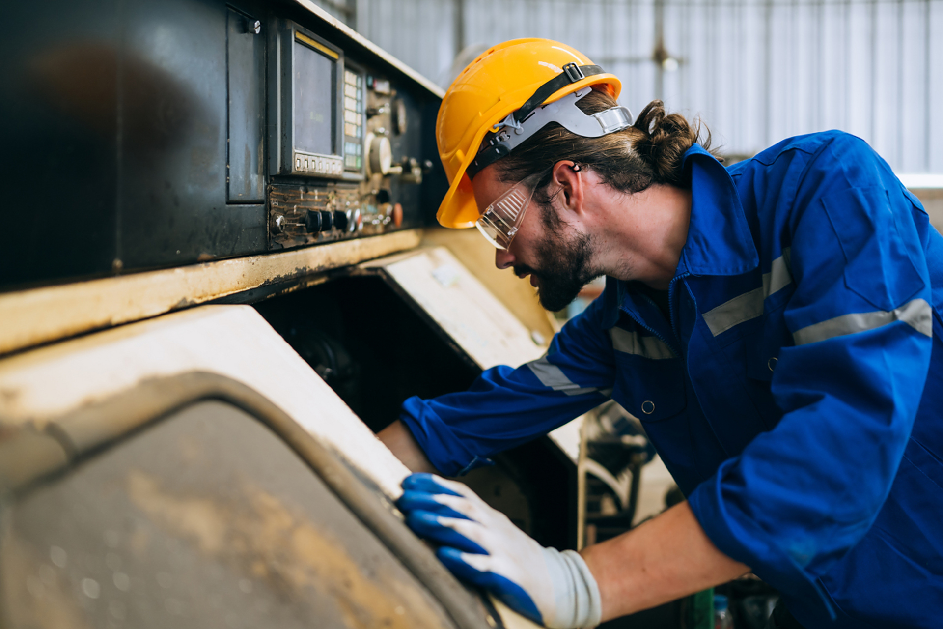 机械维修师老吴月薪6000,请了两天假,被扣了1545元工资,老吴不服,找